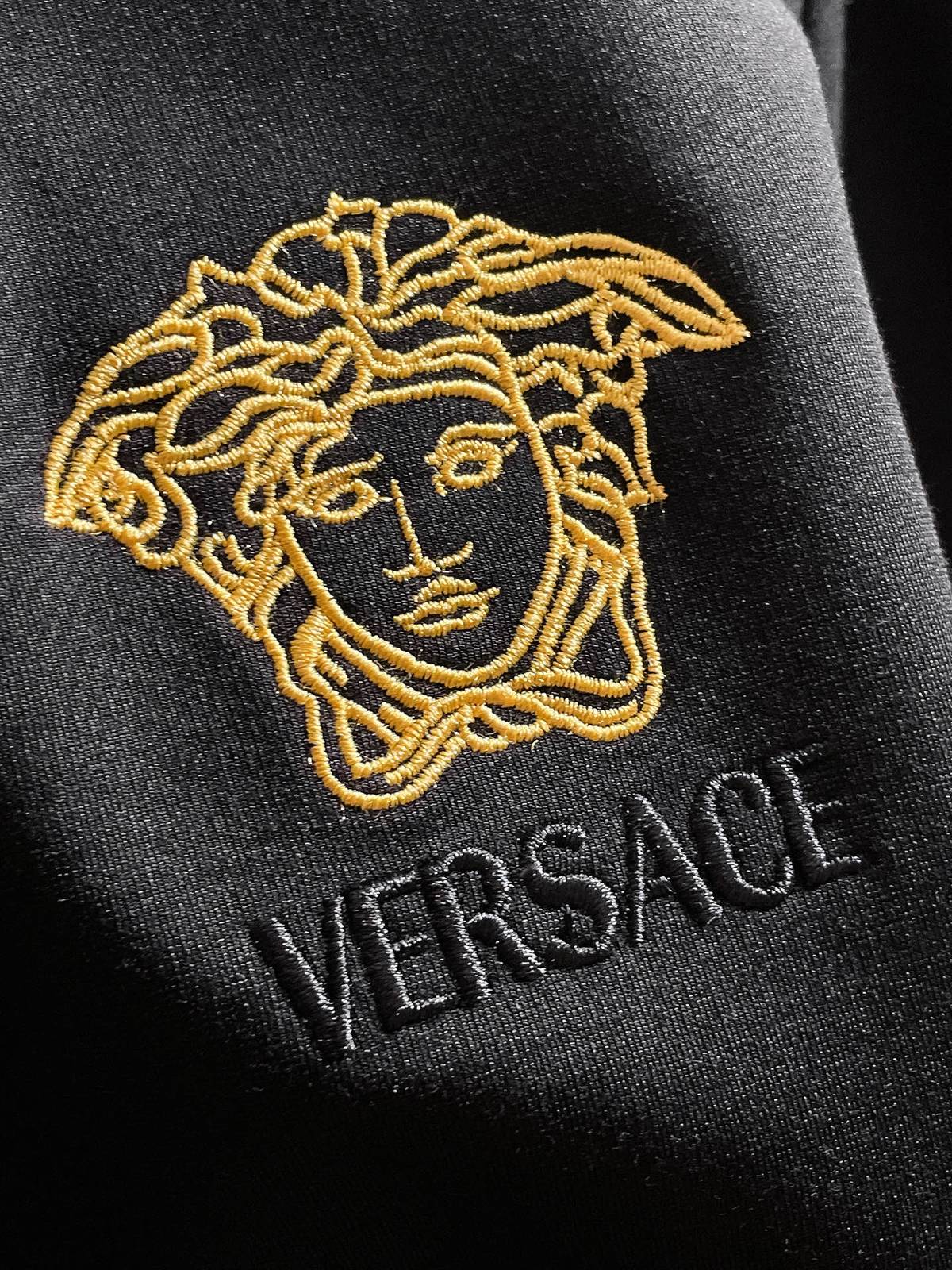 VERSACE ヴェルサーチ メンズ セットアップ ジップパーカー ロゴワッペン メディューサ ロゴ 黒 - 画像 4