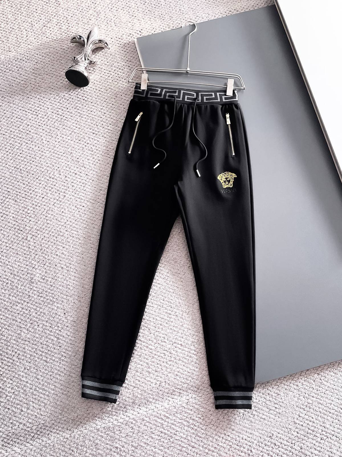 VERSACE ヴェルサーチ メンズ セットアップ ジップパーカー ロゴワッペン メディューサ ロゴ 黒 - 画像 5