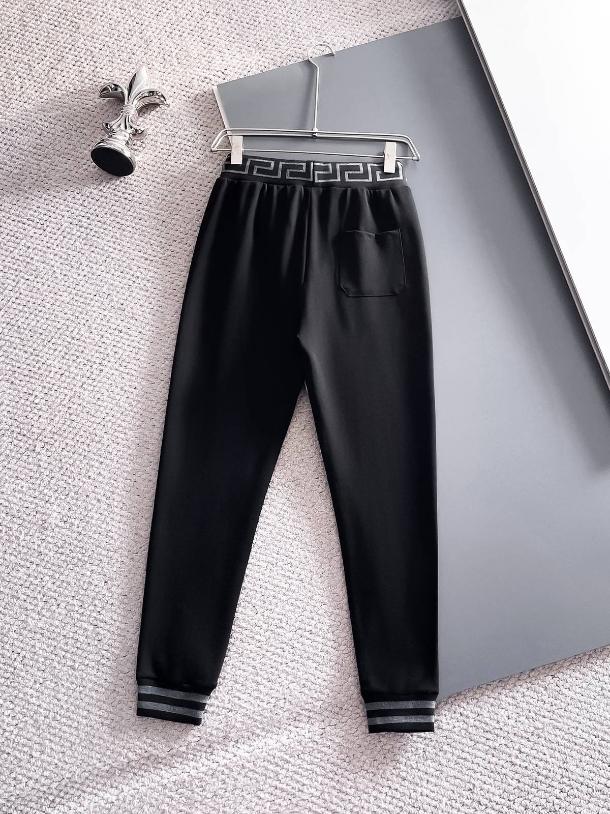 VERSACE ヴェルサーチ メンズ セットアップ ジップパーカー ロゴワッペン メディューサ ロゴ 黒 - 画像 6
