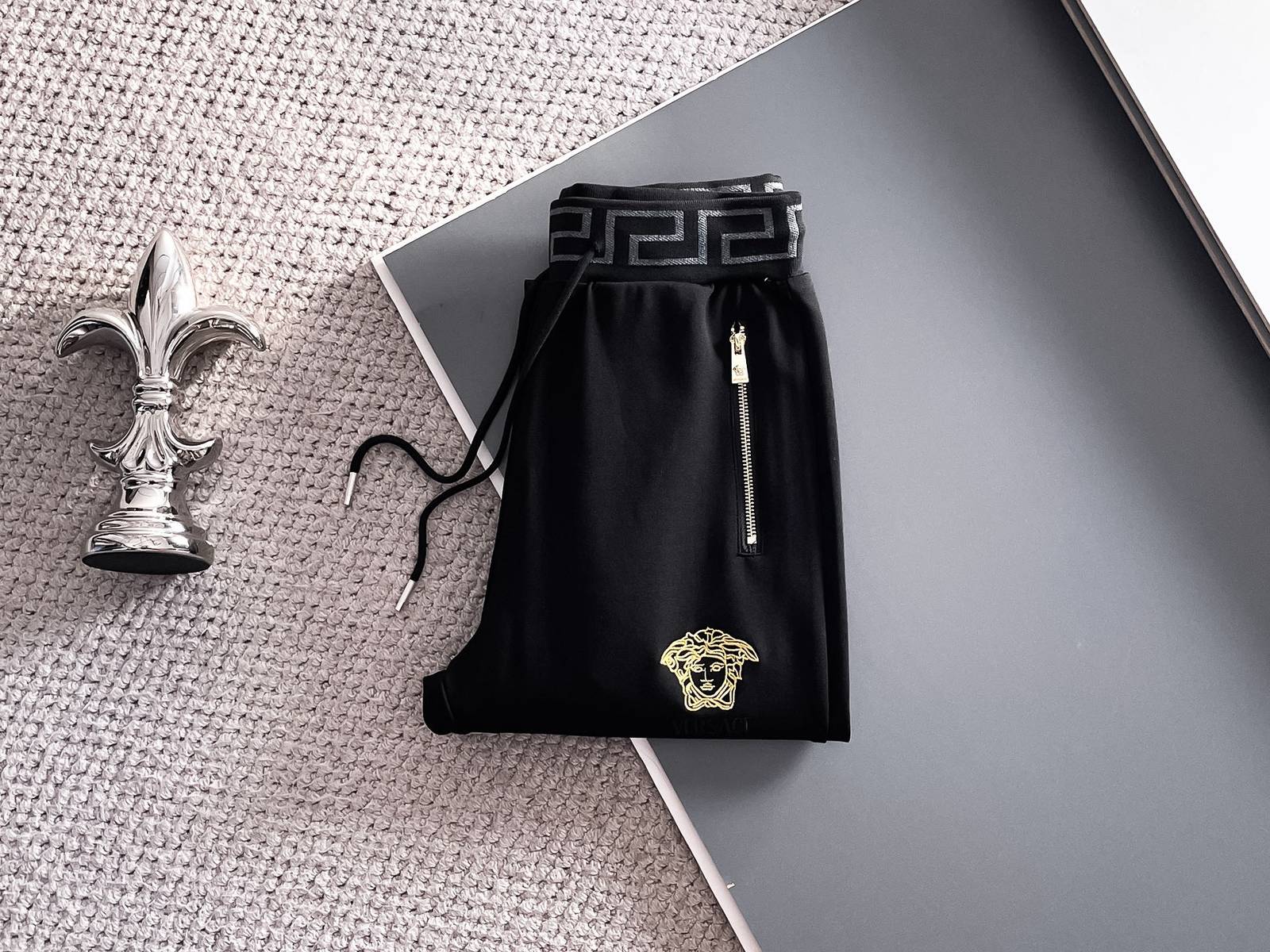 VERSACE ヴェルサーチ メンズ セットアップ ジップパーカー ロゴワッペン メディューサ ロゴ 黒 - 画像 7