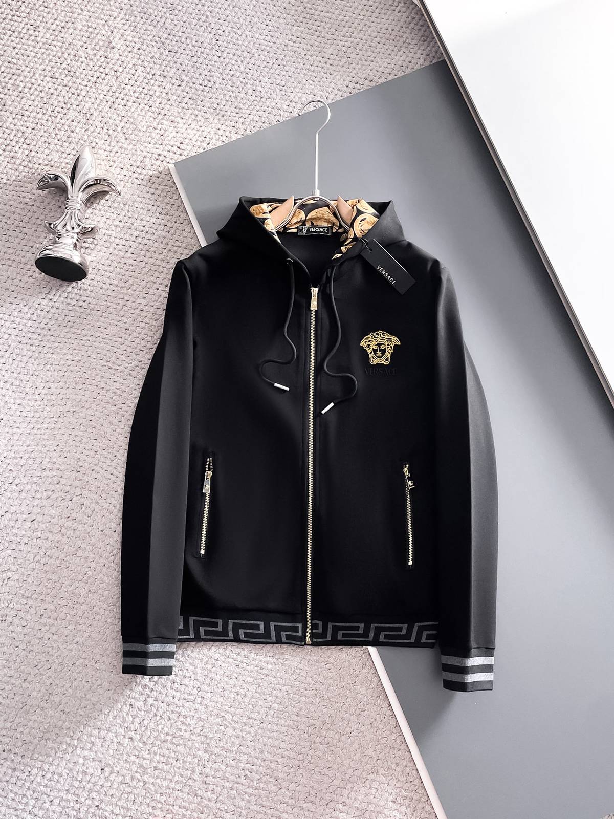 VERSACE ヴェルサーチ メンズ セットアップ ジップパーカー ロゴワッペン メディューサ ロゴ 黒 - 画像 9