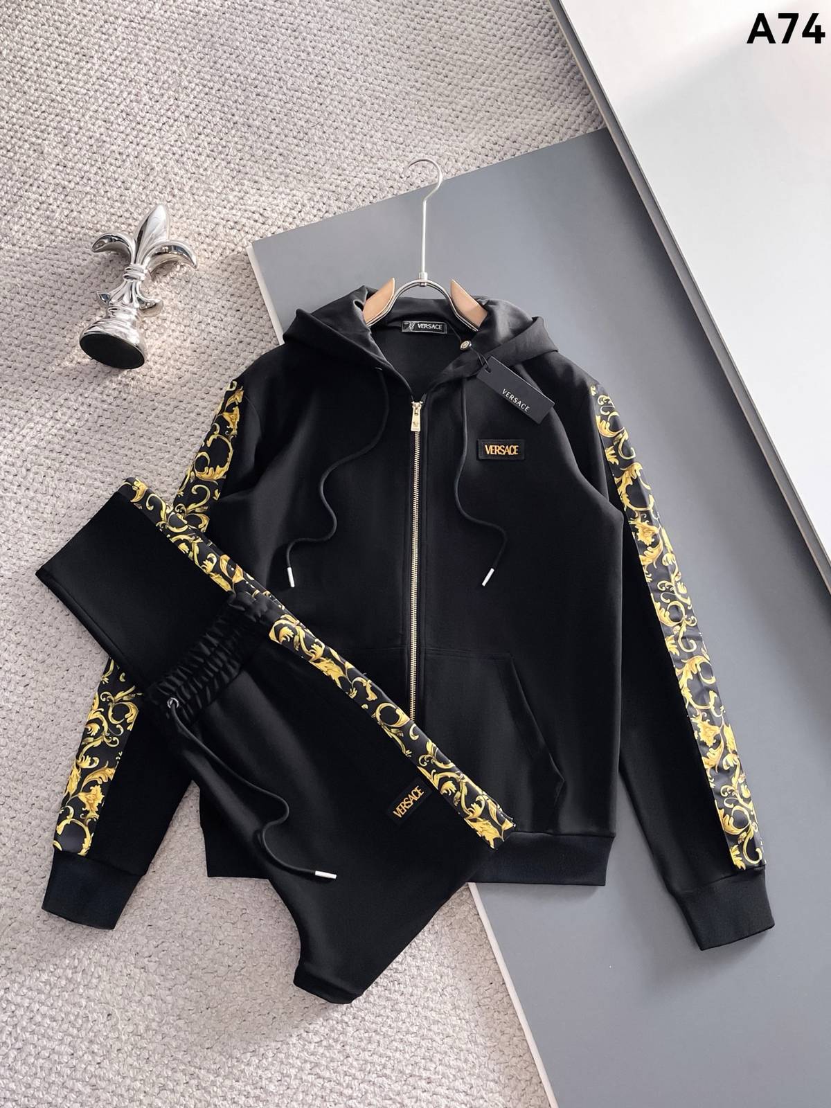 VERSACE ヴェルサーチ メンズ セットアップ ジップパーカー ロゴワッペン バロック柄 トレーニングウェア 秋冬 ブラック ゴールド