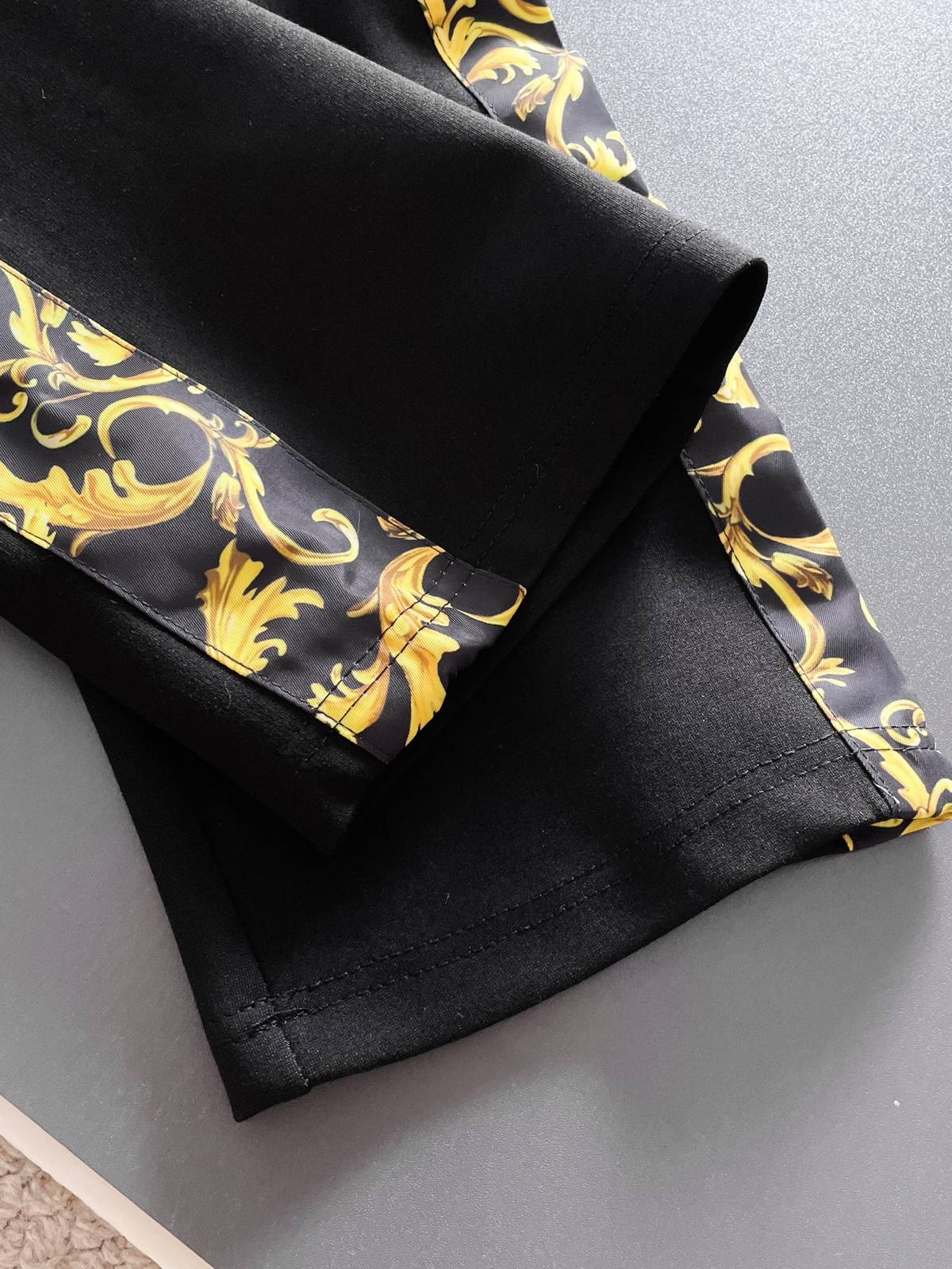 VERSACE ヴェルサーチ メンズ セットアップ ジップパーカー ロゴワッペン バロック柄 トレーニングウェア 秋冬 ブラック ゴールド - 画像 2