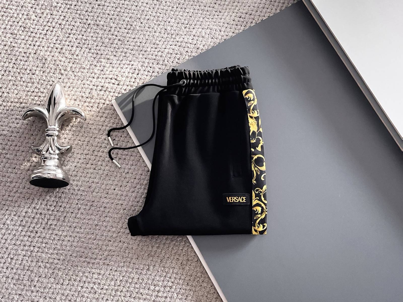 VERSACE ヴェルサーチ メンズ セットアップ ジップパーカー ロゴワッペン バロック柄 トレーニングウェア 秋冬 ブラック ゴールド - 画像 3