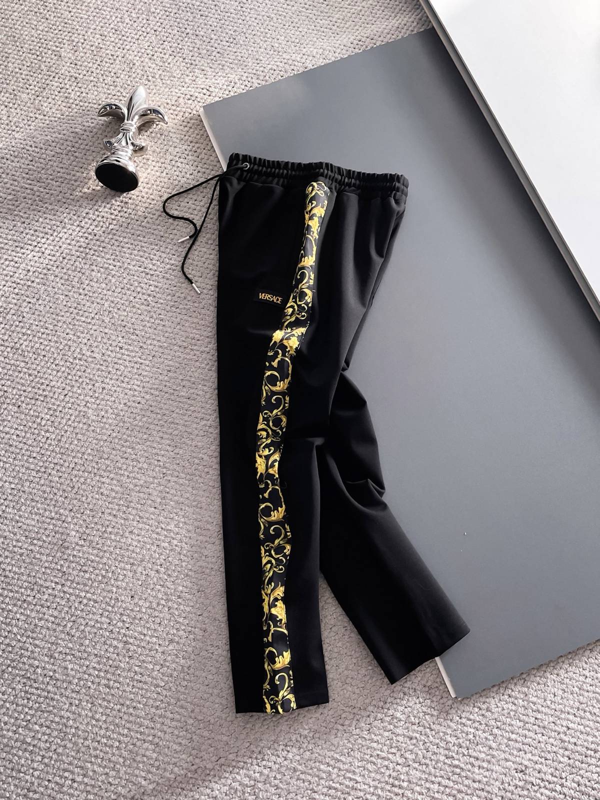 VERSACE ヴェルサーチ メンズ セットアップ ジップパーカー ロゴワッペン バロック柄 トレーニングウェア 秋冬 ブラック ゴールド - 画像 4