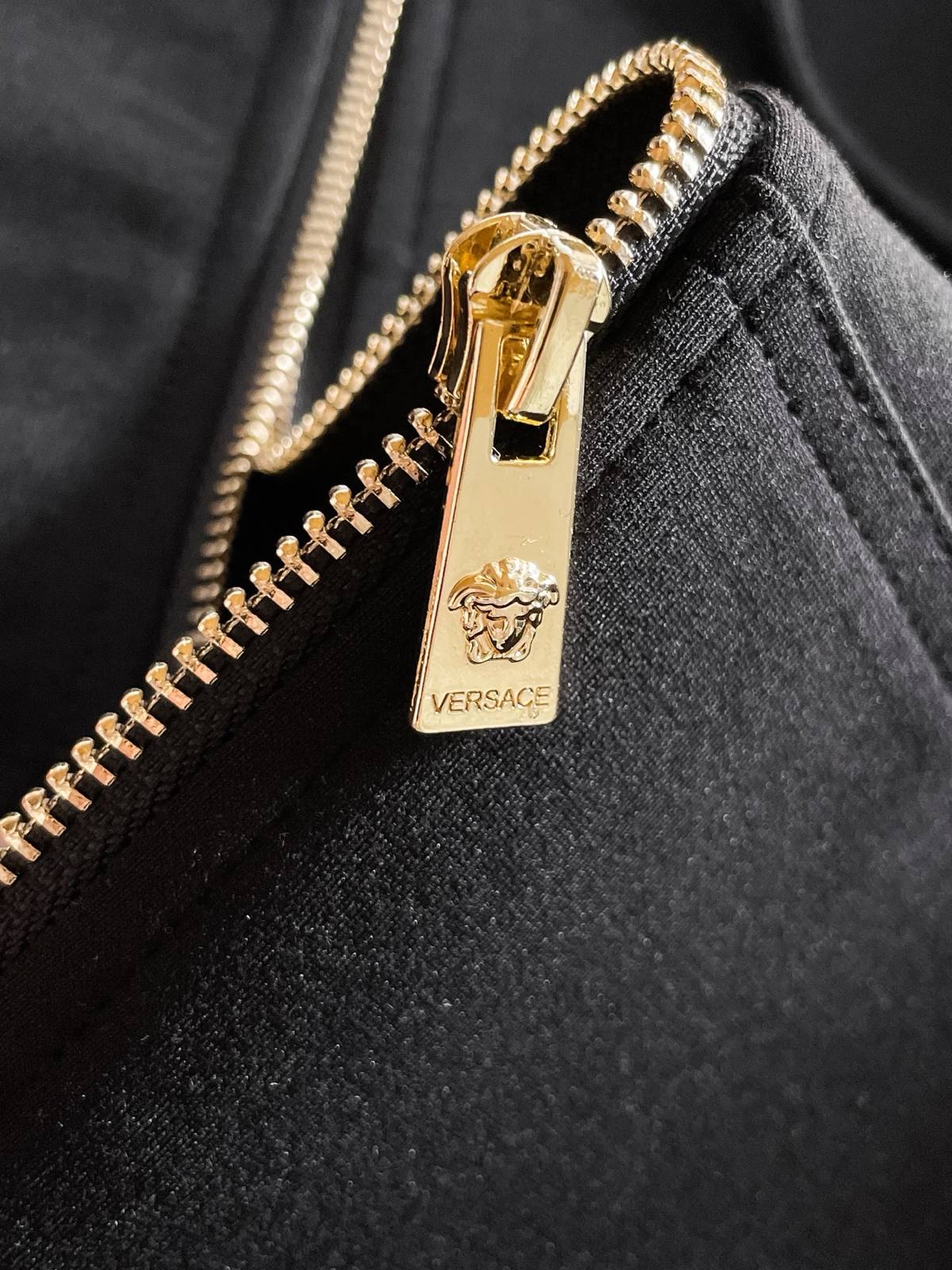 VERSACE ヴェルサーチ メンズ セットアップ ジップパーカー ロゴワッペン バロック柄 トレーニングウェア 秋冬 ブラック ゴールド - 画像 5