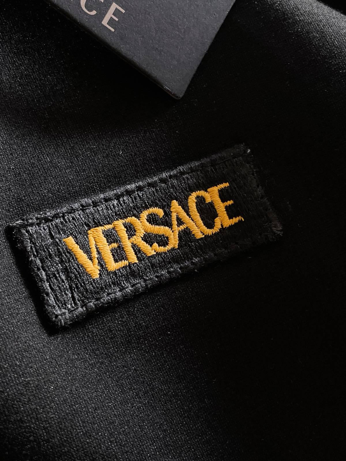 VERSACE ヴェルサーチ メンズ セットアップ ジップパーカー ロゴワッペン バロック柄 トレーニングウェア 秋冬 ブラック ゴールド - 画像 6