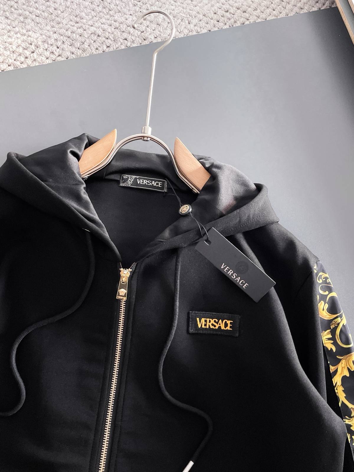 VERSACE ヴェルサーチ メンズ セットアップ ジップパーカー ロゴワッペン バロック柄 トレーニングウェア 秋冬 ブラック ゴールド - 画像 7