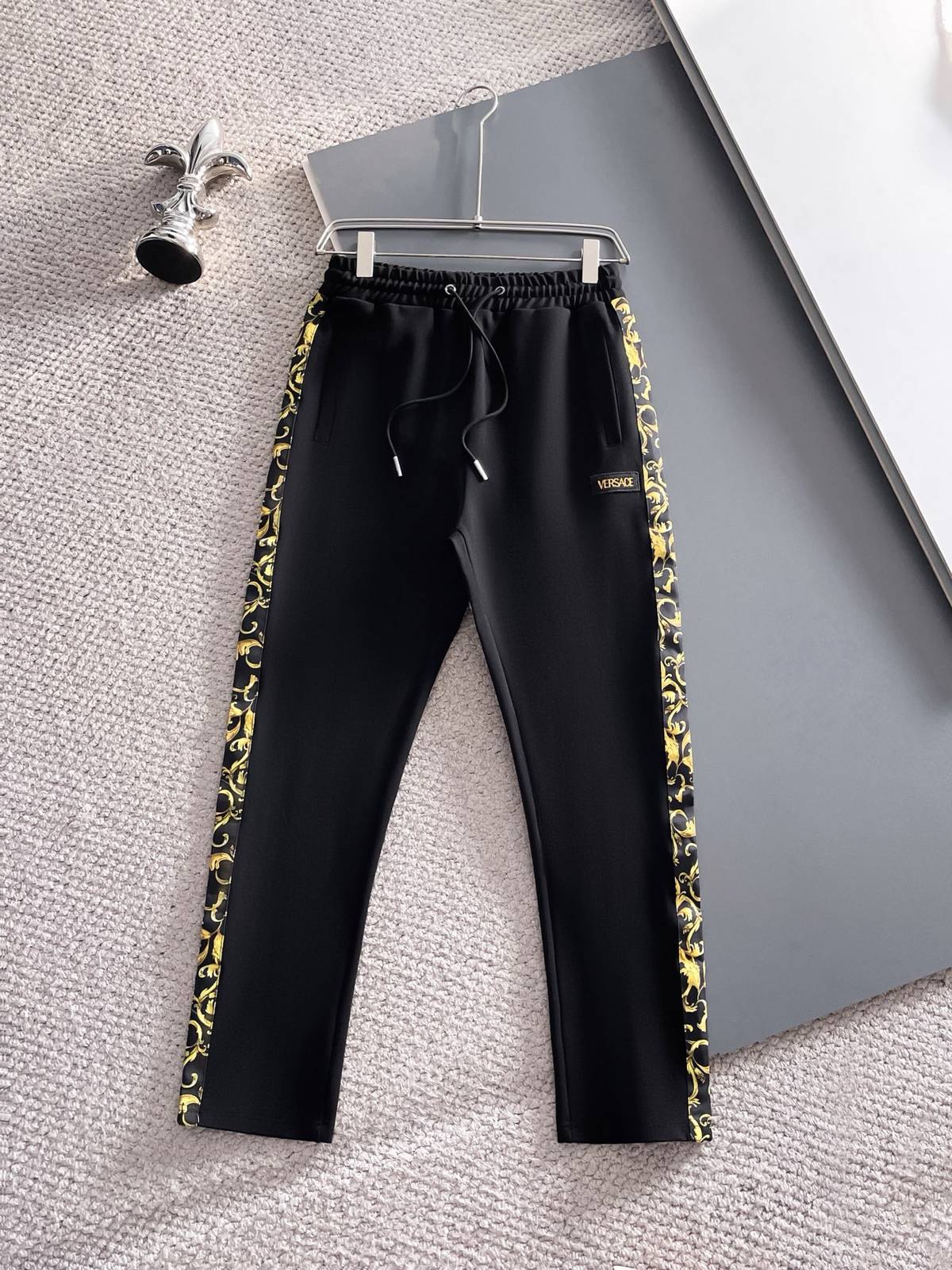 VERSACE ヴェルサーチ メンズ セットアップ ジップパーカー ロゴワッペン バロック柄 トレーニングウェア 秋冬 ブラック ゴールド - 画像 8