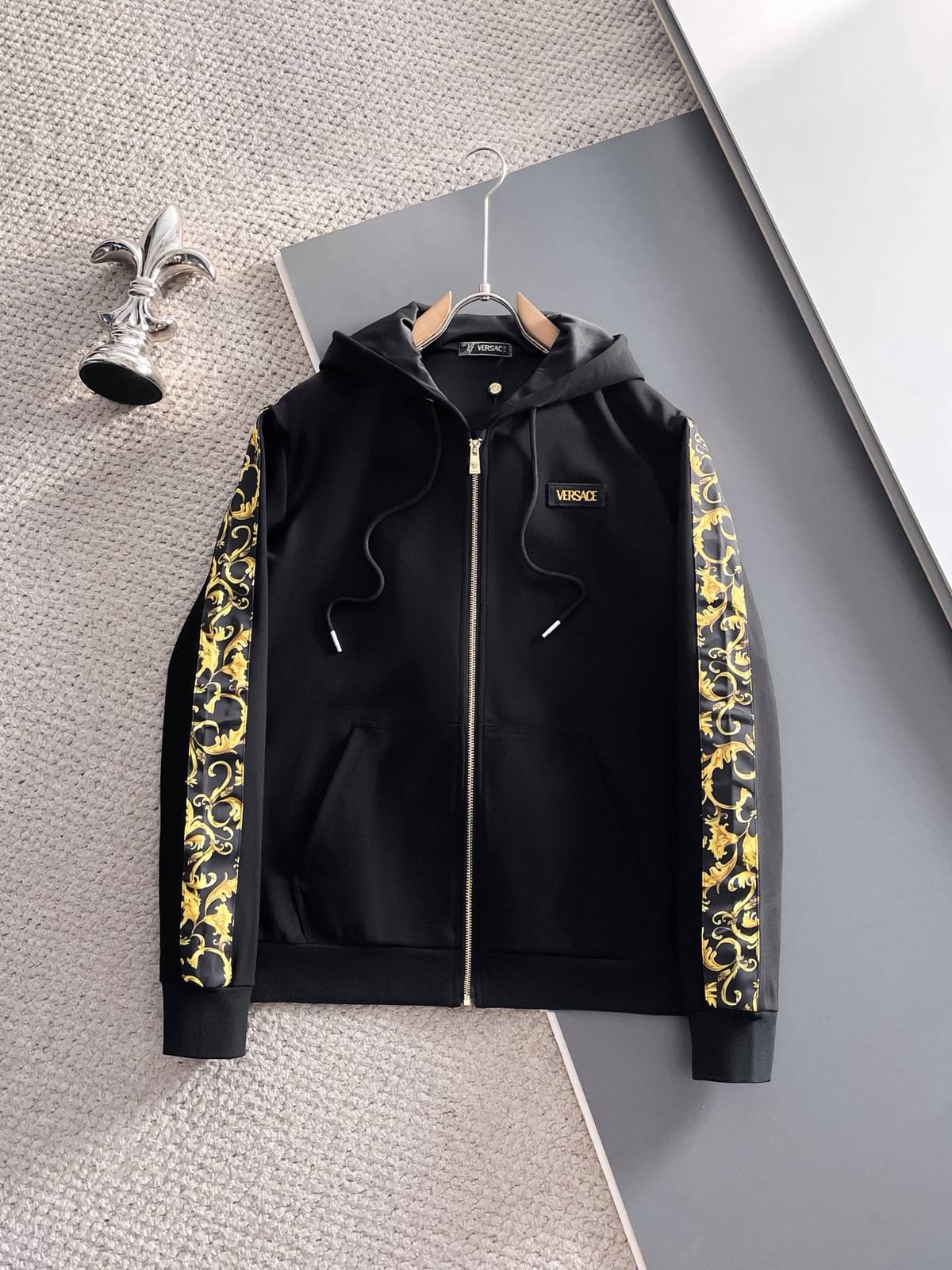 VERSACE ヴェルサーチ メンズ セットアップ ジップパーカー ロゴワッペン バロック柄 トレーニングウェア 秋冬 ブラック ゴールド - 画像 9