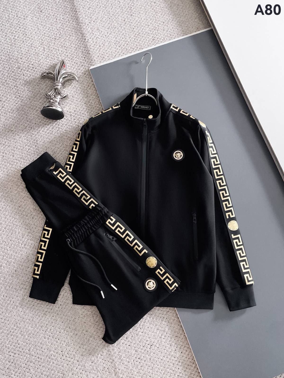 VERSACE ヴェルサーチ メンズ セットアップ ジップアップパーカー グレカ柄 ロゴワッペン メタルパーツ 秋冬 ブラック
