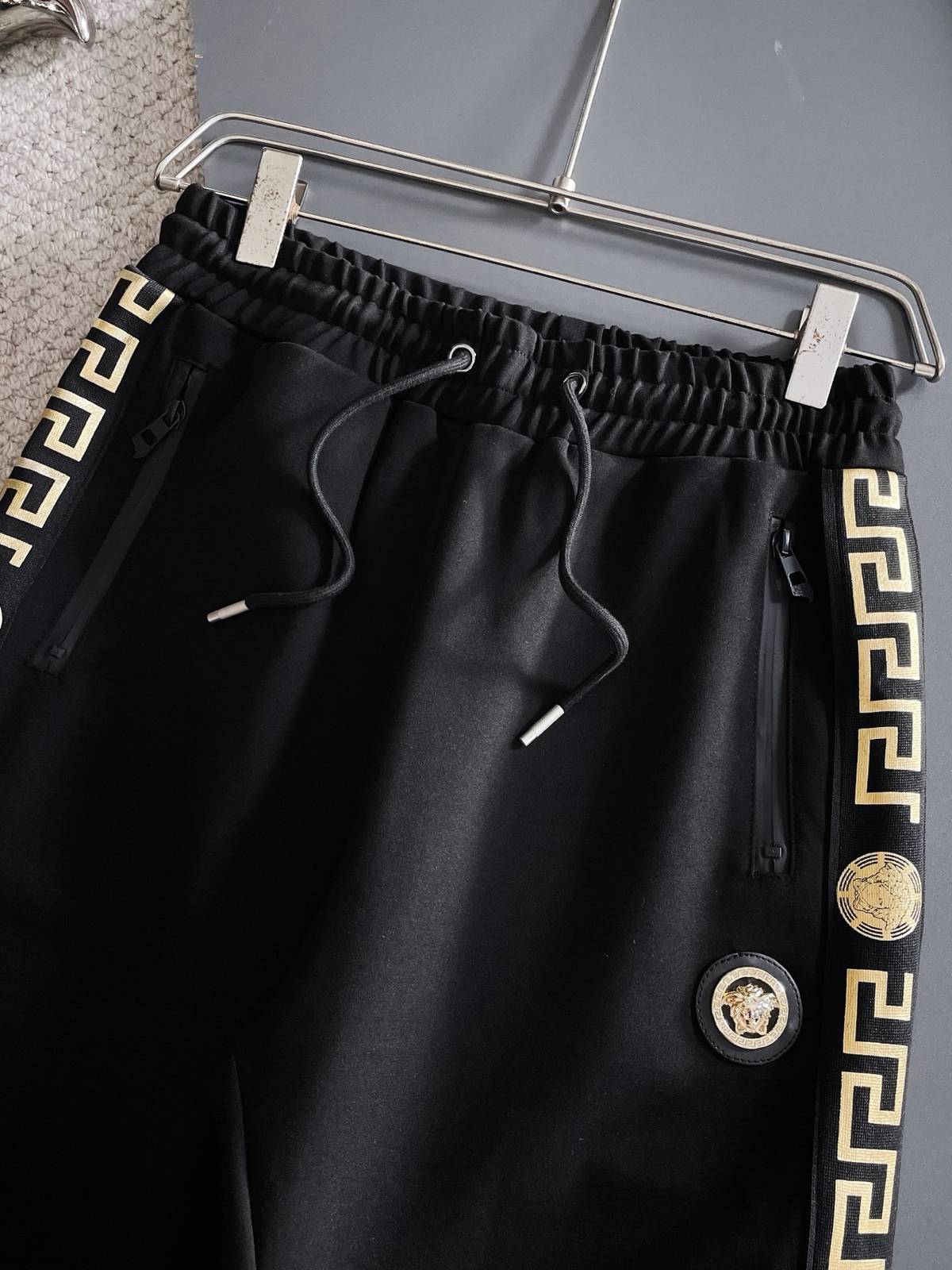 VERSACE ヴェルサーチ メンズ セットアップ ジップアップパーカー グレカ柄 ロゴワッペン メタルパーツ 秋冬 ブラック - 画像 2