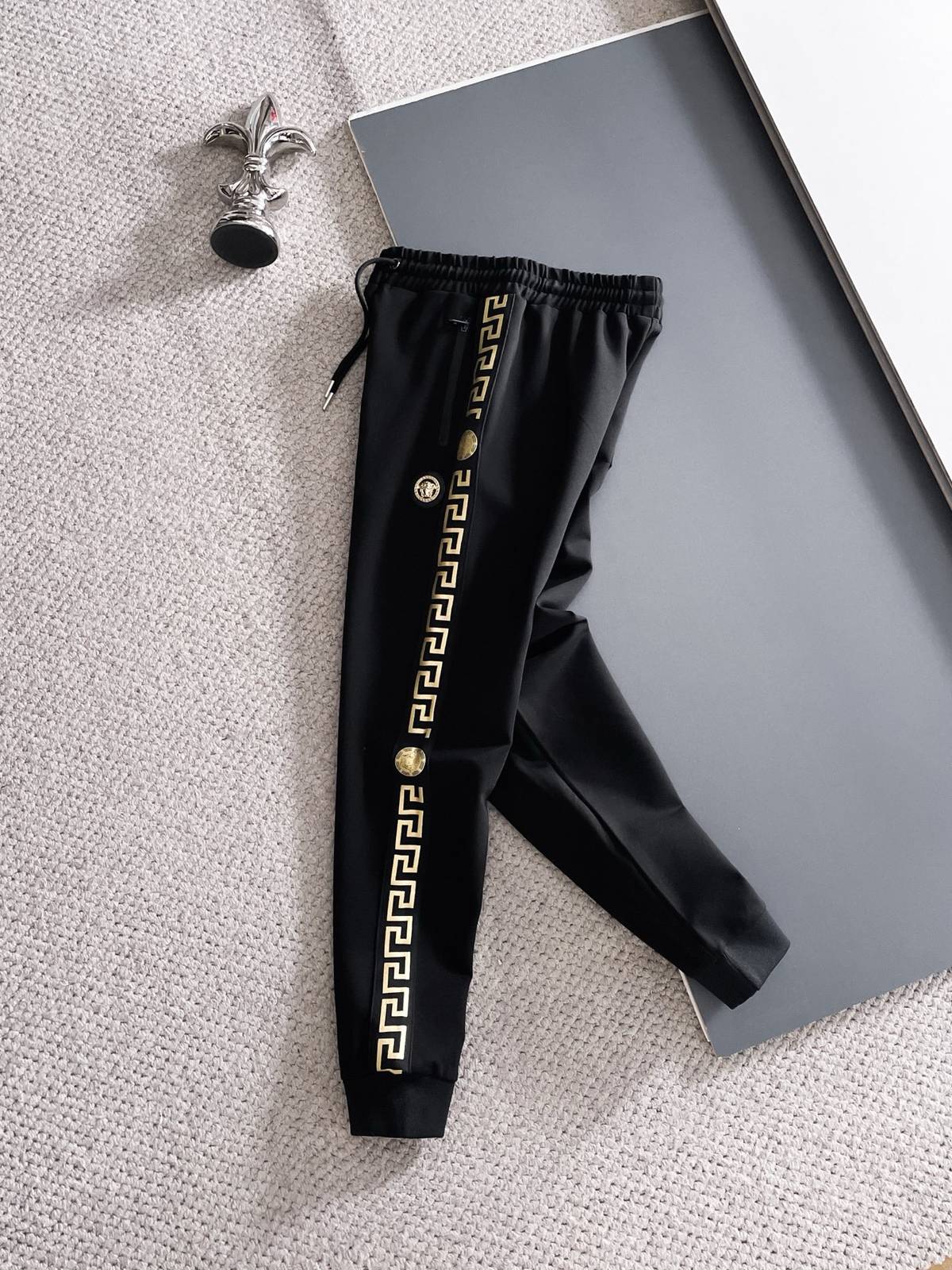 VERSACE ヴェルサーチ メンズ セットアップ ジップアップパーカー グレカ柄 ロゴワッペン メタルパーツ 秋冬 ブラック - 画像 3