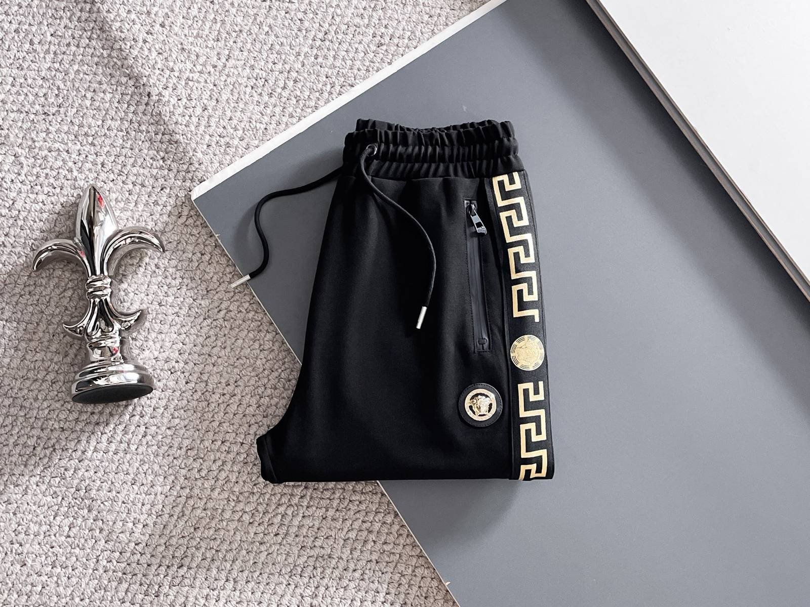 VERSACE ヴェルサーチ メンズ セットアップ ジップアップパーカー グレカ柄 ロゴワッペン メタルパーツ 秋冬 ブラック - 画像 4