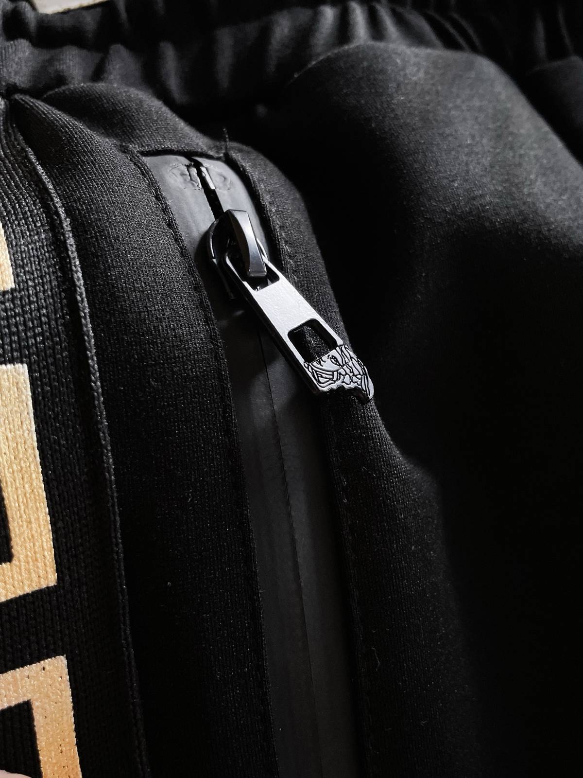 VERSACE ヴェルサーチ メンズ セットアップ ジップアップパーカー グレカ柄 ロゴワッペン メタルパーツ 秋冬 ブラック - 画像 5