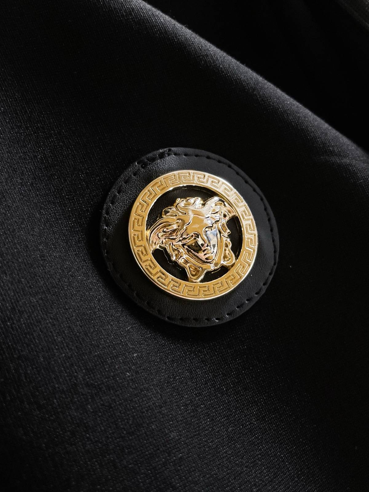 VERSACE ヴェルサーチ メンズ セットアップ ジップアップパーカー グレカ柄 ロゴワッペン メタルパーツ 秋冬 ブラック - 画像 7