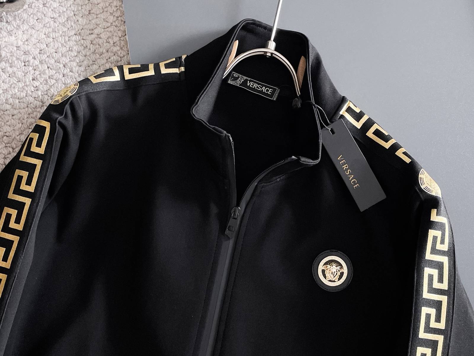 VERSACE ヴェルサーチ メンズ セットアップ ジップアップパーカー グレカ柄 ロゴワッペン メタルパーツ 秋冬 ブラック - 画像 8