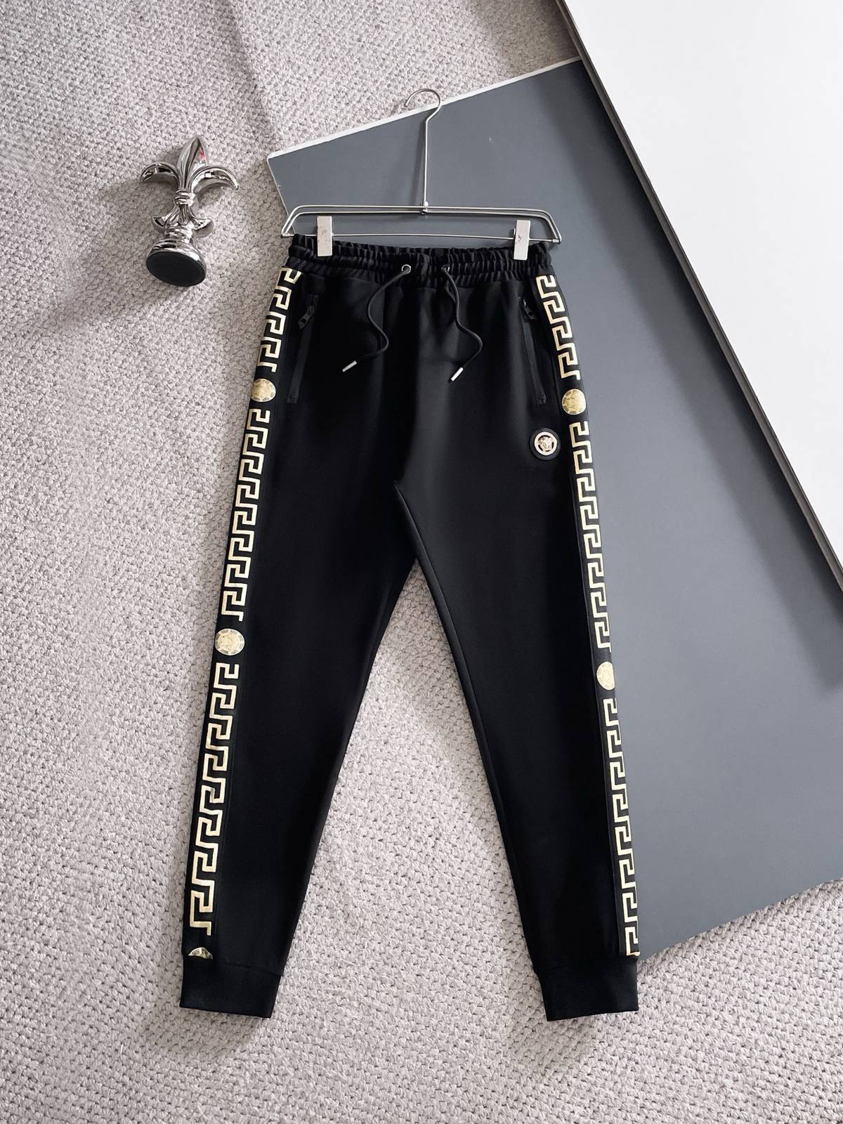 VERSACE ヴェルサーチ メンズ セットアップ ジップアップパーカー グレカ柄 ロゴワッペン メタルパーツ 秋冬 ブラック - 画像 10