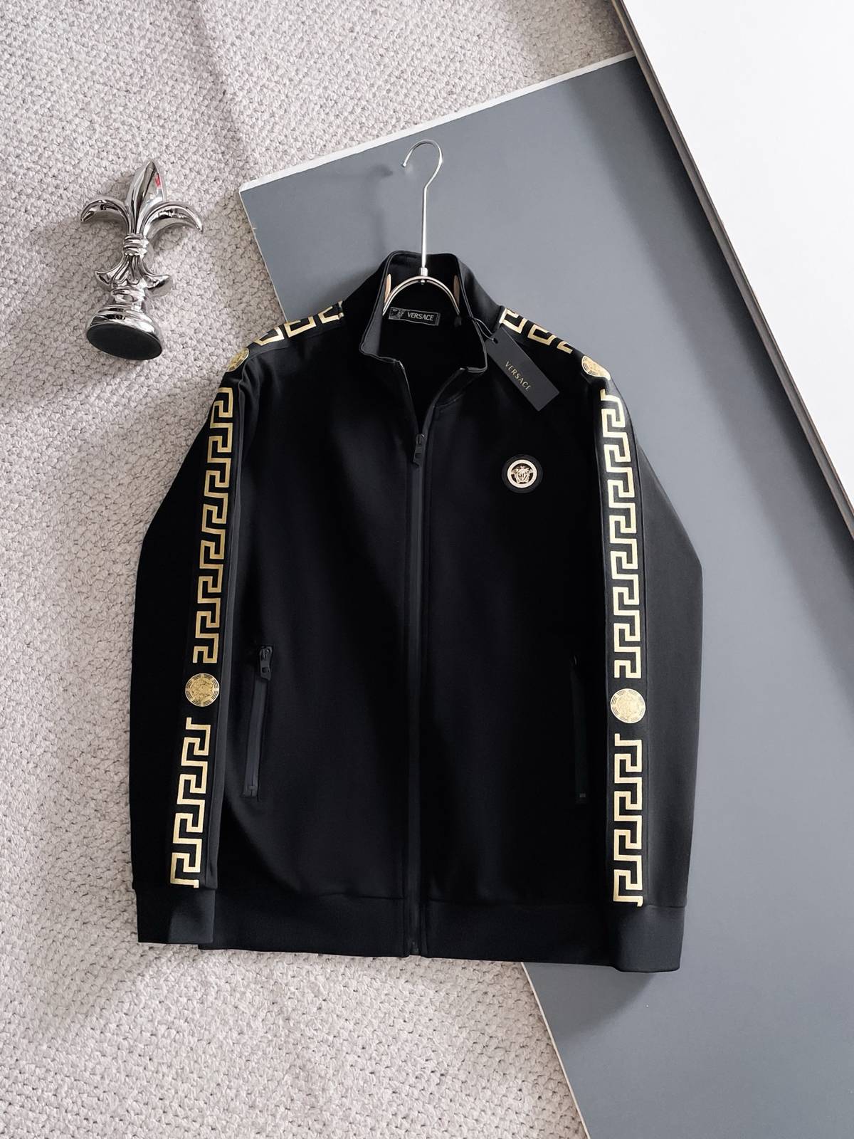 VERSACE ヴェルサーチ メンズ セットアップ ジップアップパーカー グレカ柄 ロゴワッペン メタルパーツ 秋冬 ブラック - 画像 12