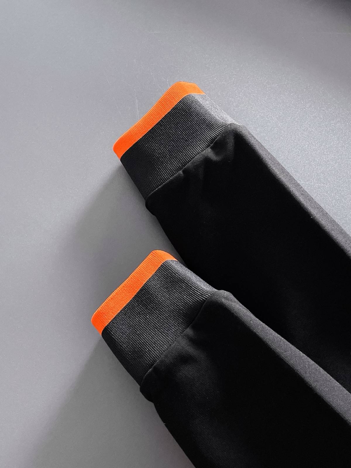 HERMES ヘルメス メンズ セットアップ ジップアップパーカー ロゴ刺繍 ロゴテープ スポーツウェア ブラック オレンジ - 画像 2