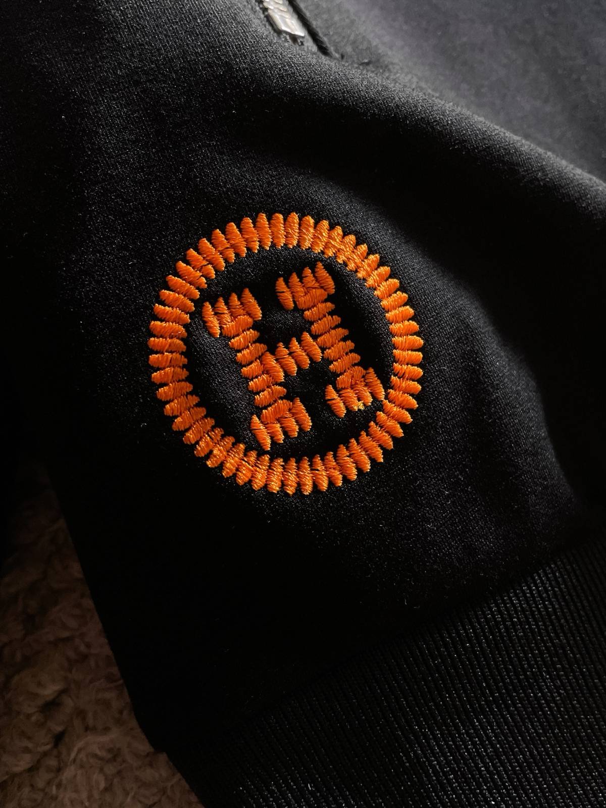 HERMES ヘルメス メンズ セットアップ ジップアップパーカー ロゴ刺繍 ロゴテープ スポーツウェア ブラック オレンジ - 画像 6