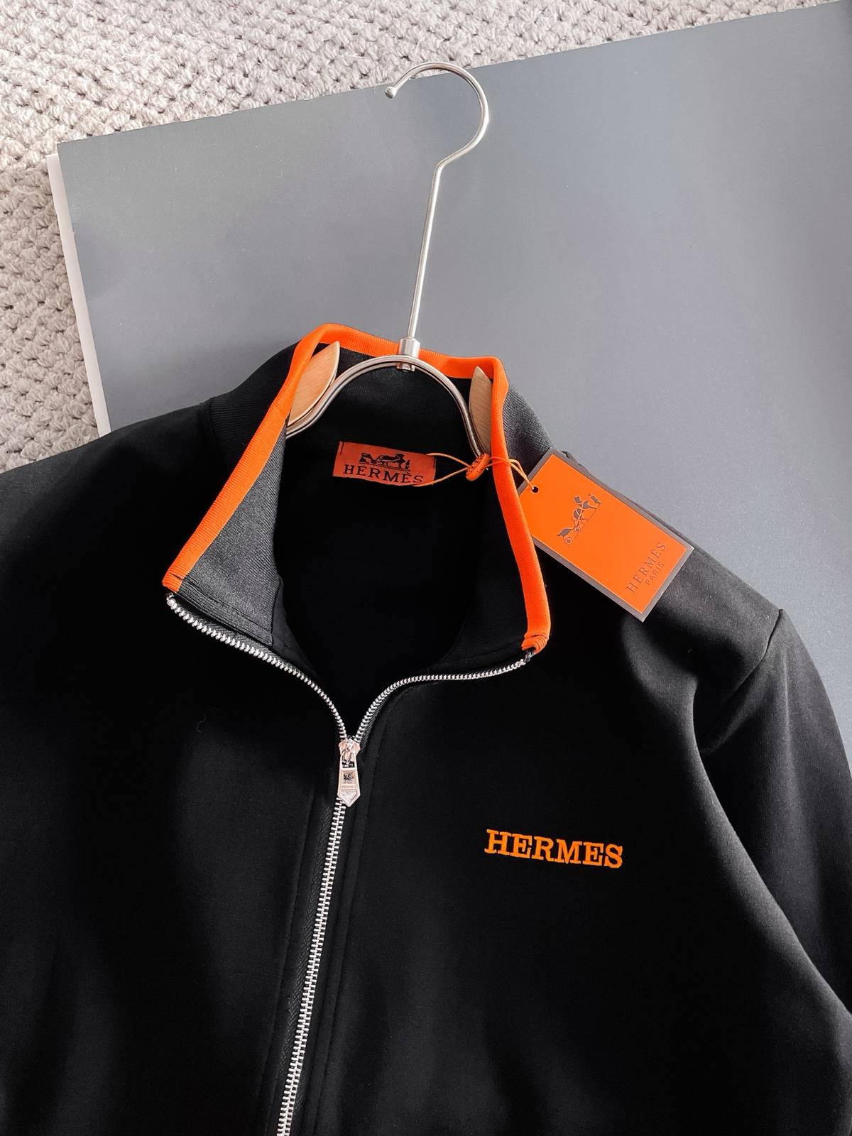 HERMES ヘルメス メンズ セットアップ ジップアップパーカー ロゴ刺繍 ロゴテープ スポーツウェア ブラック オレンジ - 画像 7