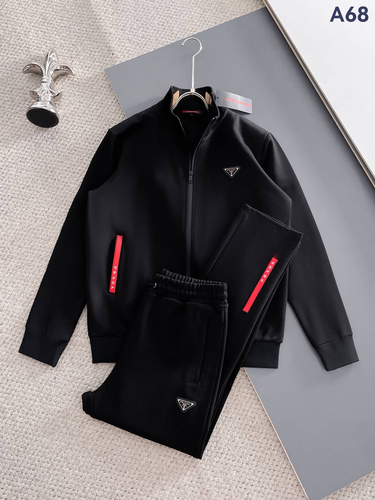 PRADA プラダ メンズ セットアップ ジップアップパーカー ロゴワッペン ロゴテープ スポーツウェア 秋冬 ブラック