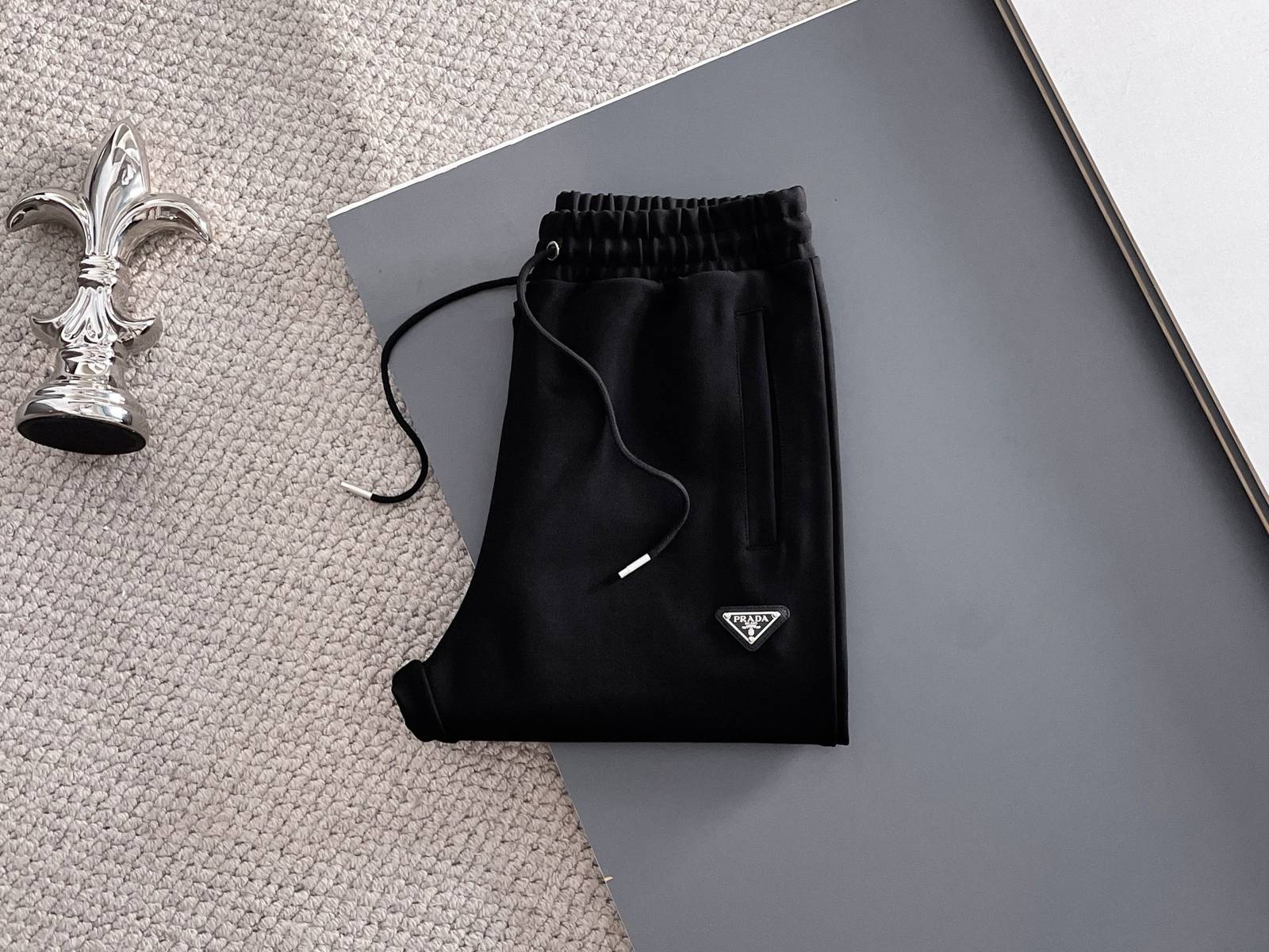 PRADA プラダ メンズ セットアップ ジップアップパーカー ロゴワッペン ロゴテープ スポーツウェア 秋冬 ブラック - 画像 3