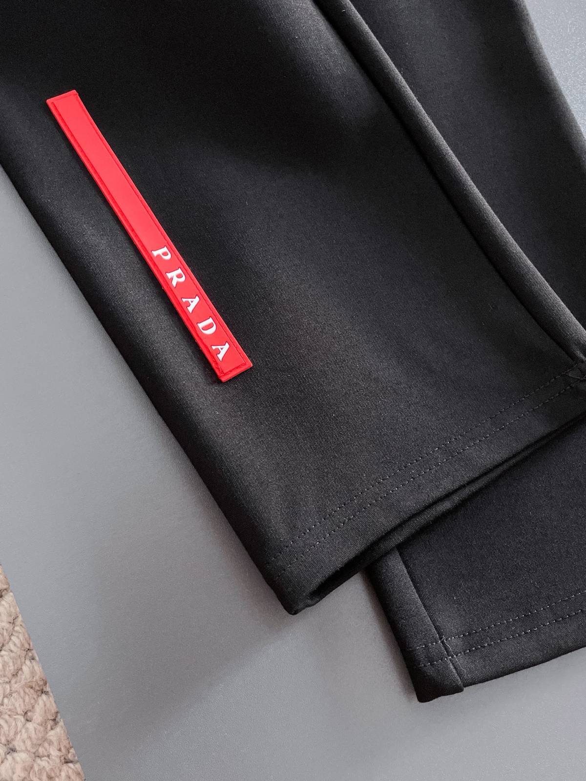 PRADA プラダ メンズ セットアップ ジップアップパーカー ロゴワッペン ロゴテープ スポーツウェア 秋冬 ブラック - 画像 4