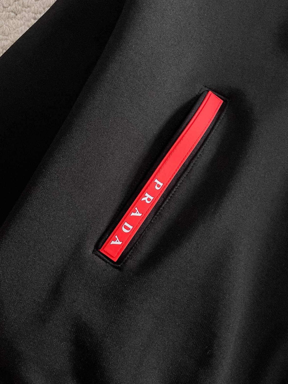 PRADA プラダ メンズ セットアップ ジップアップパーカー ロゴワッペン ロゴテープ スポーツウェア 秋冬 ブラック - 画像 6