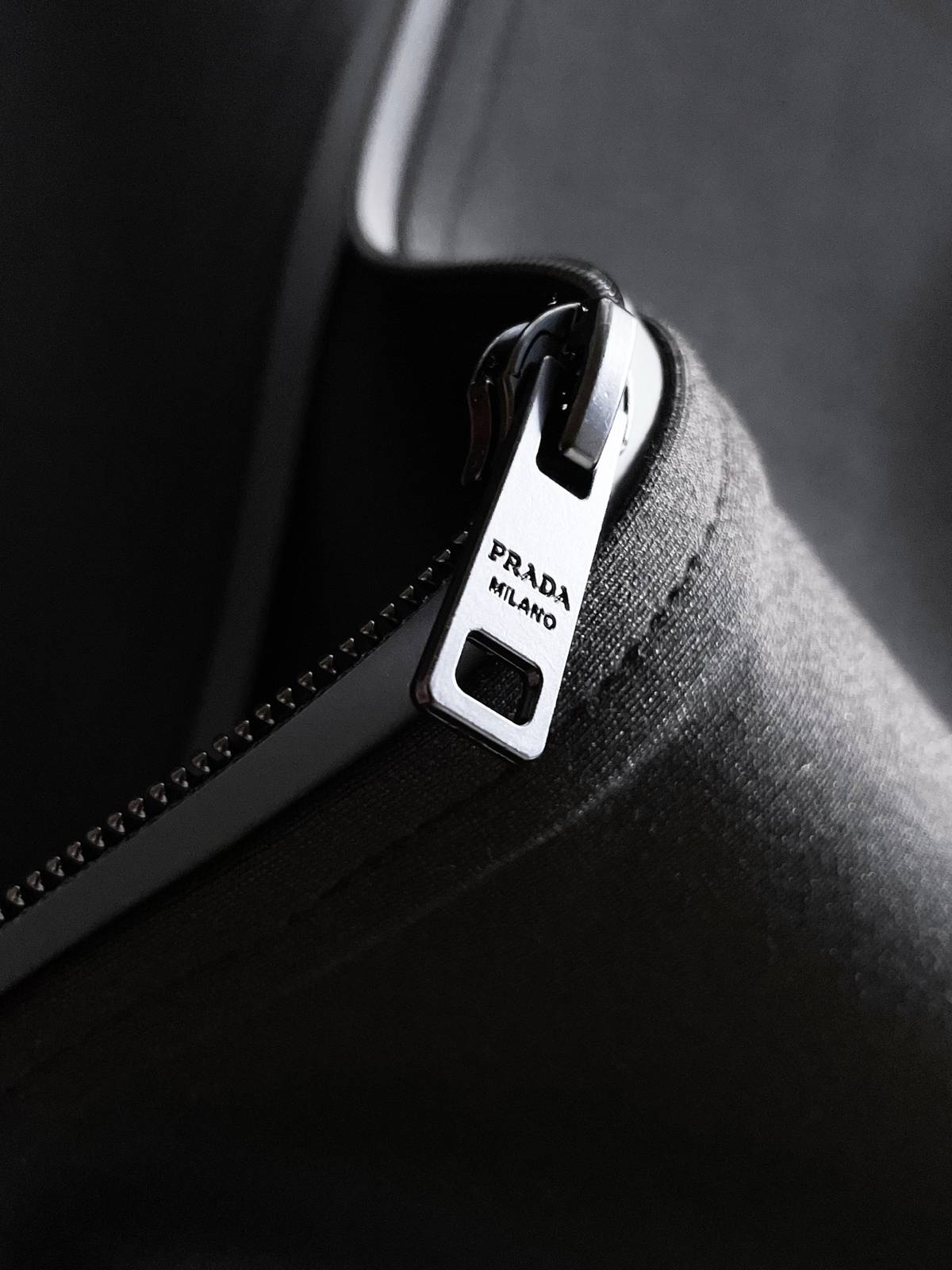 PRADA プラダ メンズ セットアップ ジップアップパーカー ロゴワッペン ロゴテープ スポーツウェア 秋冬 ブラック - 画像 7