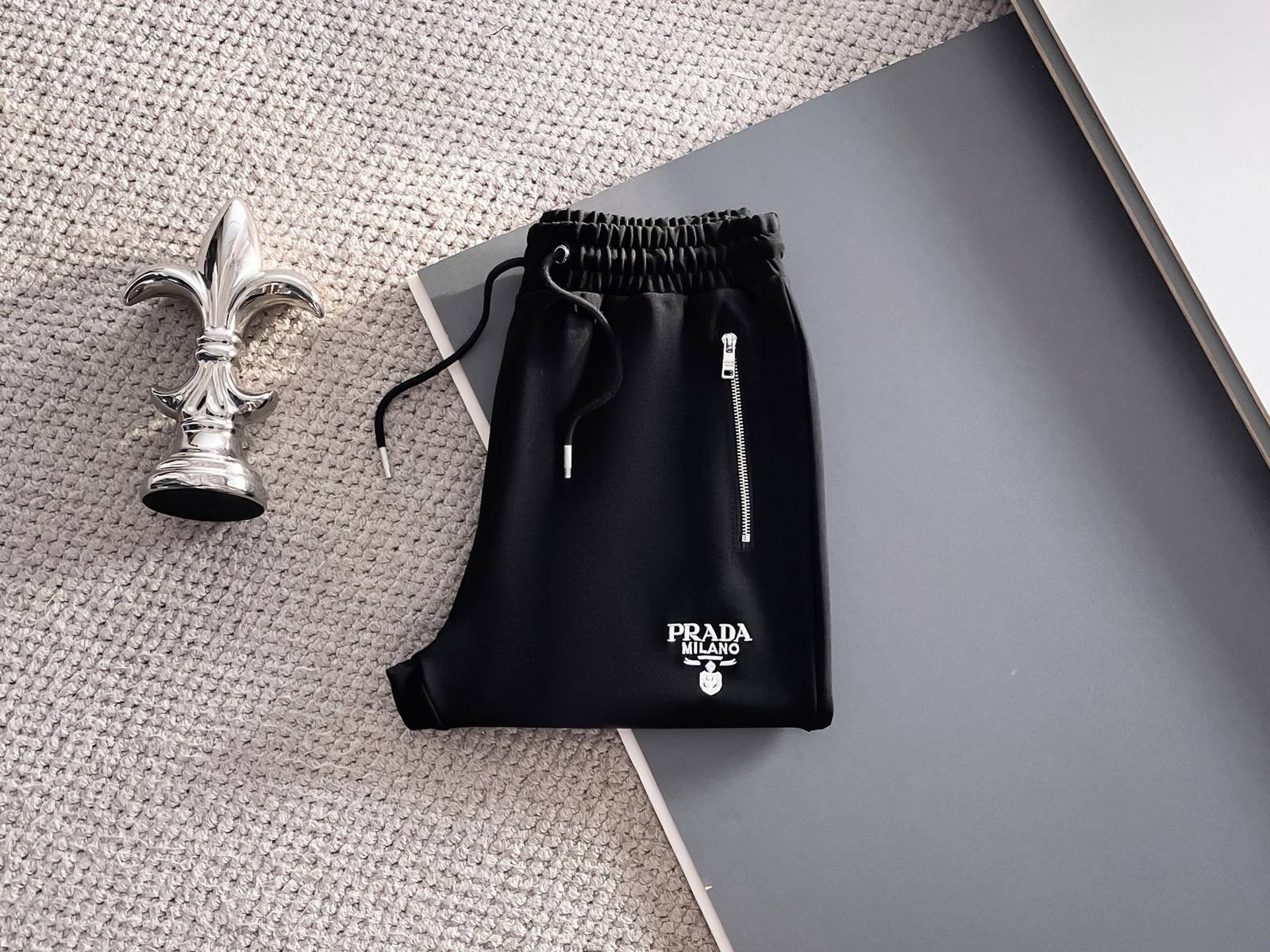 PRADA プラダ メンズ セットアップ ジップアップパーカー ロゴワッペン ロゴテープ スポーツウェア ブラック - 画像 3