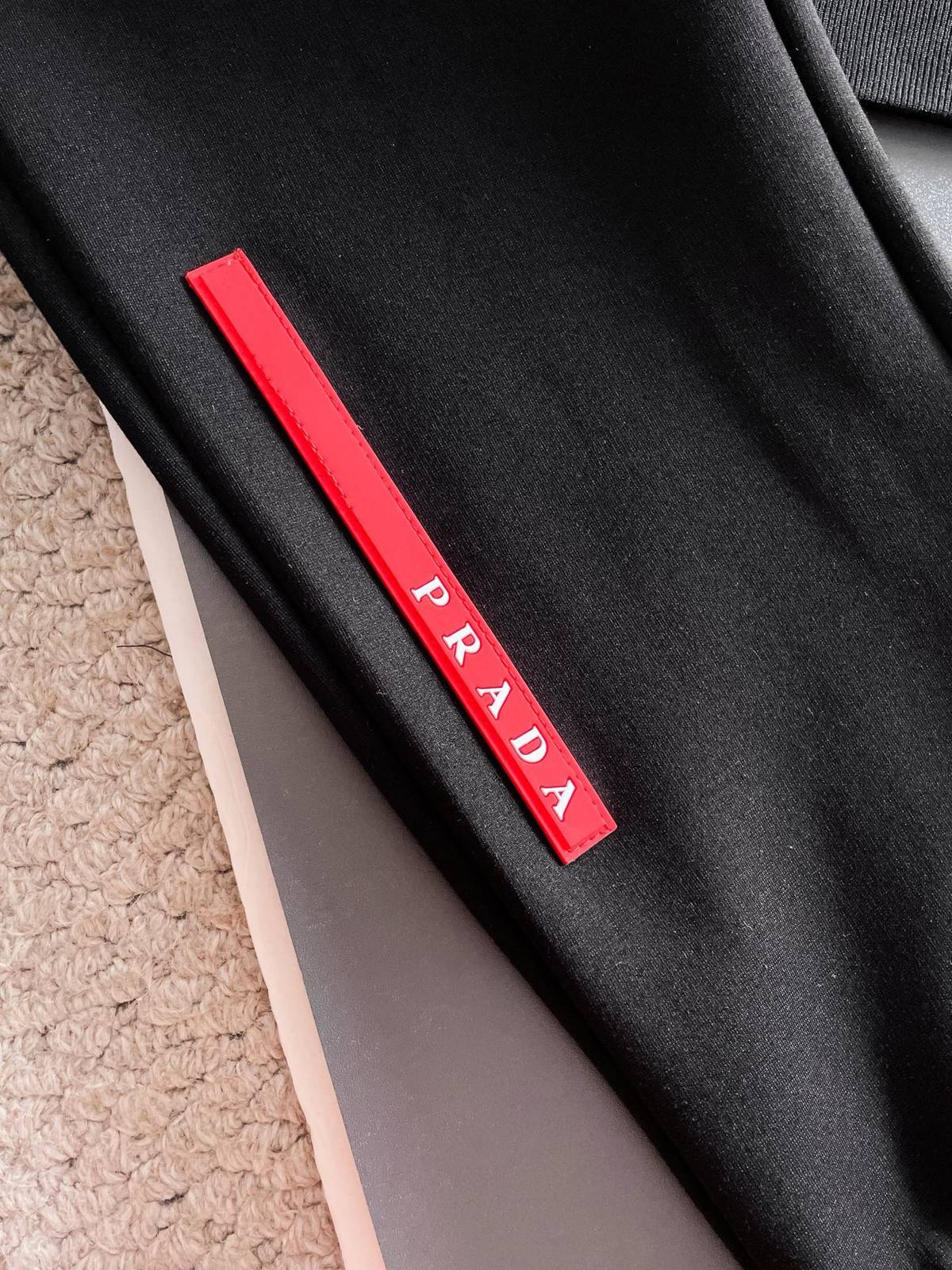 PRADA プラダ メンズ セットアップ ジップアップパーカー ロゴワッペン ロゴテープ スポーツウェア ブラック - 画像 4