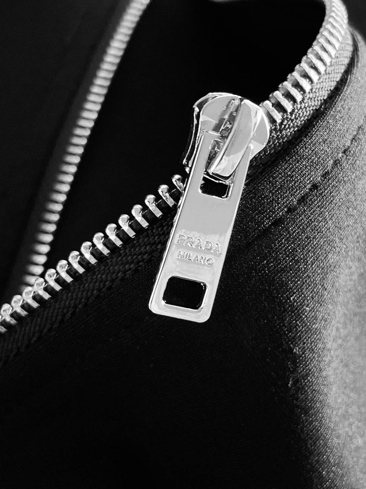 PRADA プラダ メンズ セットアップ ジップアップパーカー ロゴワッペン ロゴテープ スポーツウェア ブラック - 画像 5