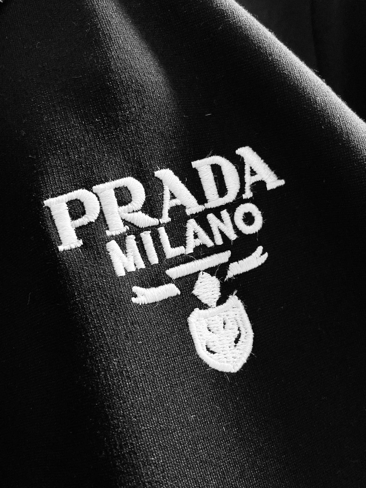 PRADA プラダ メンズ セットアップ ジップアップパーカー ロゴワッペン ロゴテープ スポーツウェア ブラック - 画像 6