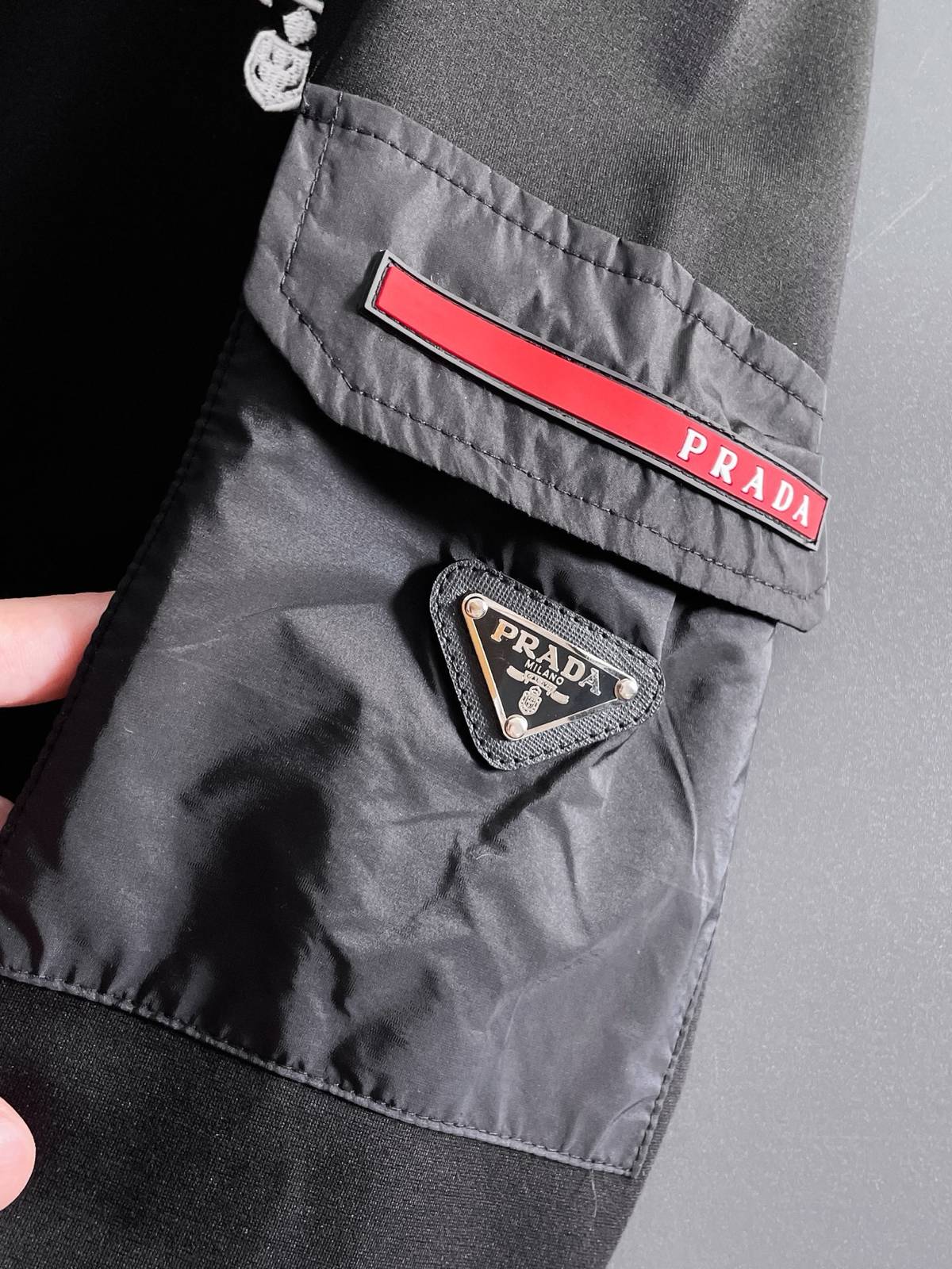 PRADA プラダ メンズ セットアップ ジップアップパーカー ロゴワッペン ロゴテープ スポーツウェア ブラック - 画像 7