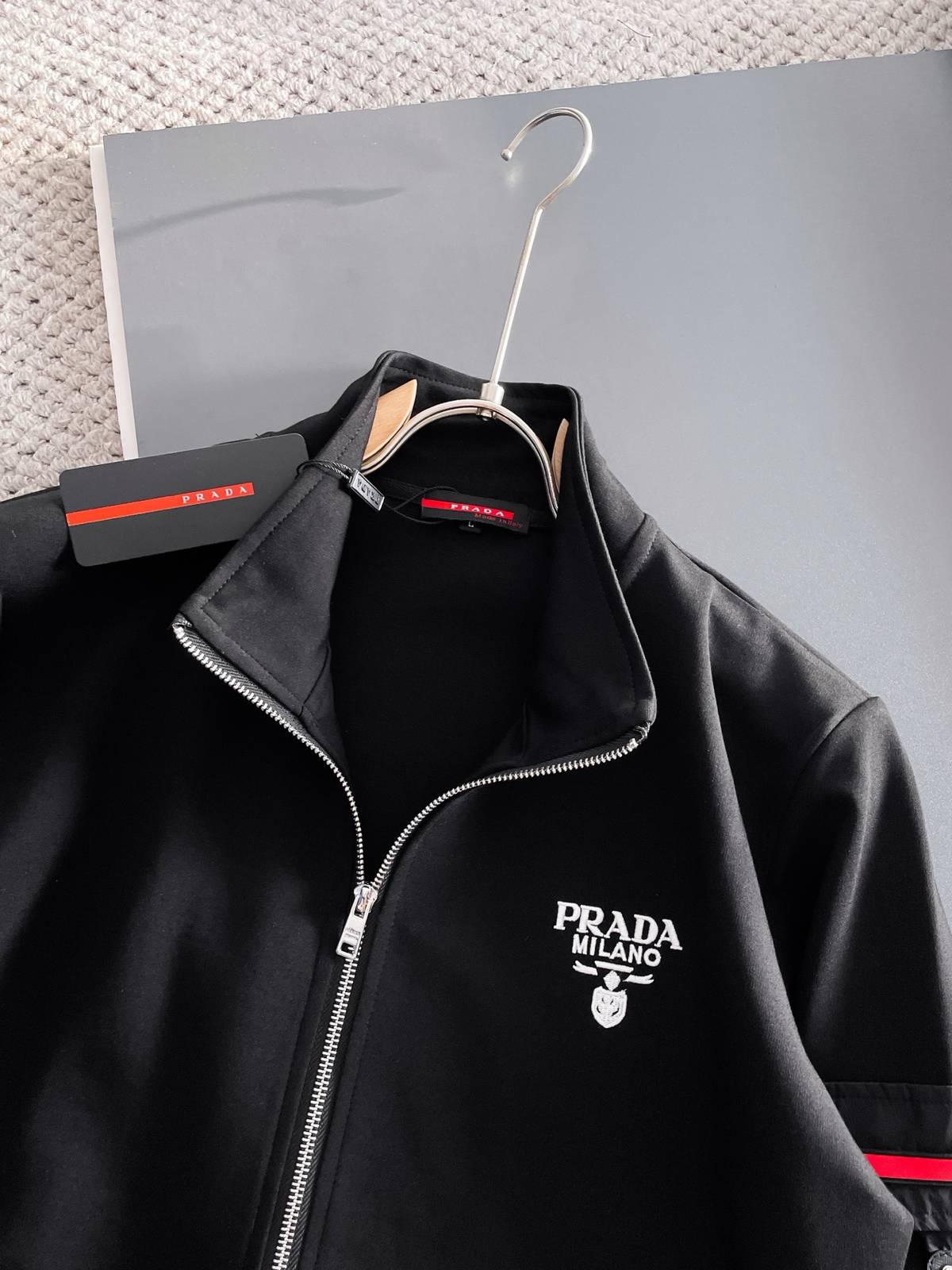 PRADA プラダ メンズ セットアップ ジップアップパーカー ロゴワッペン ロゴテープ スポーツウェア ブラック - 画像 8