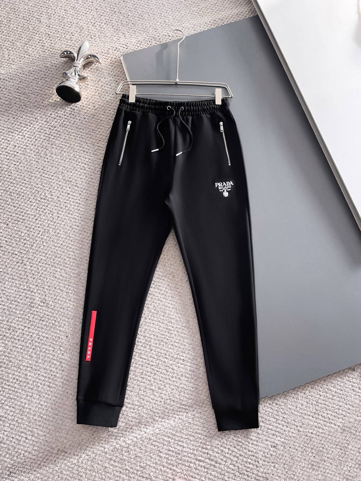PRADA プラダ メンズ セットアップ ジップアップパーカー ロゴワッペン ロゴテープ スポーツウェア ブラック - 画像 9