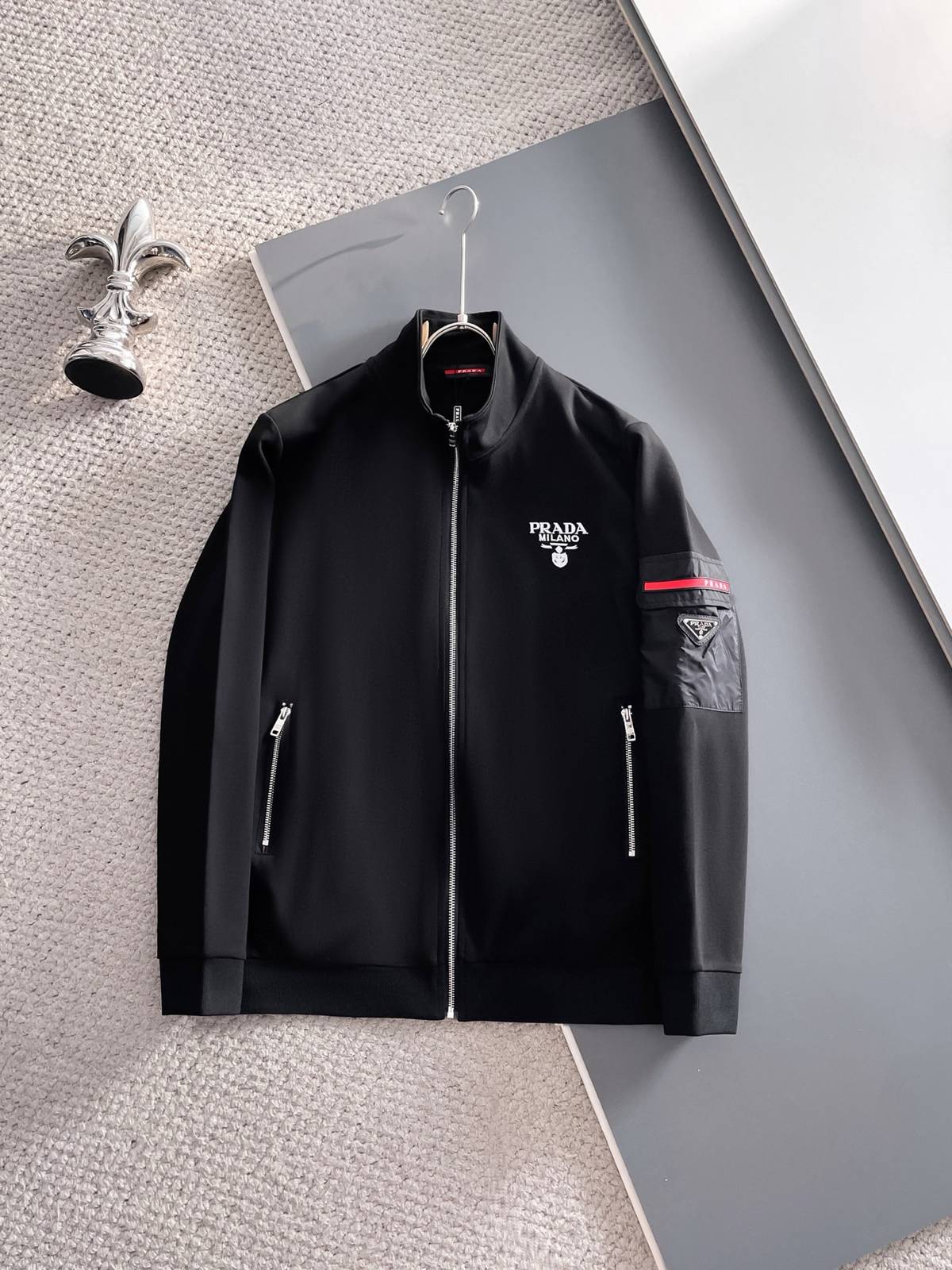 PRADA プラダ メンズ セットアップ ジップアップパーカー ロゴワッペン ロゴテープ スポーツウェア ブラック - 画像 10