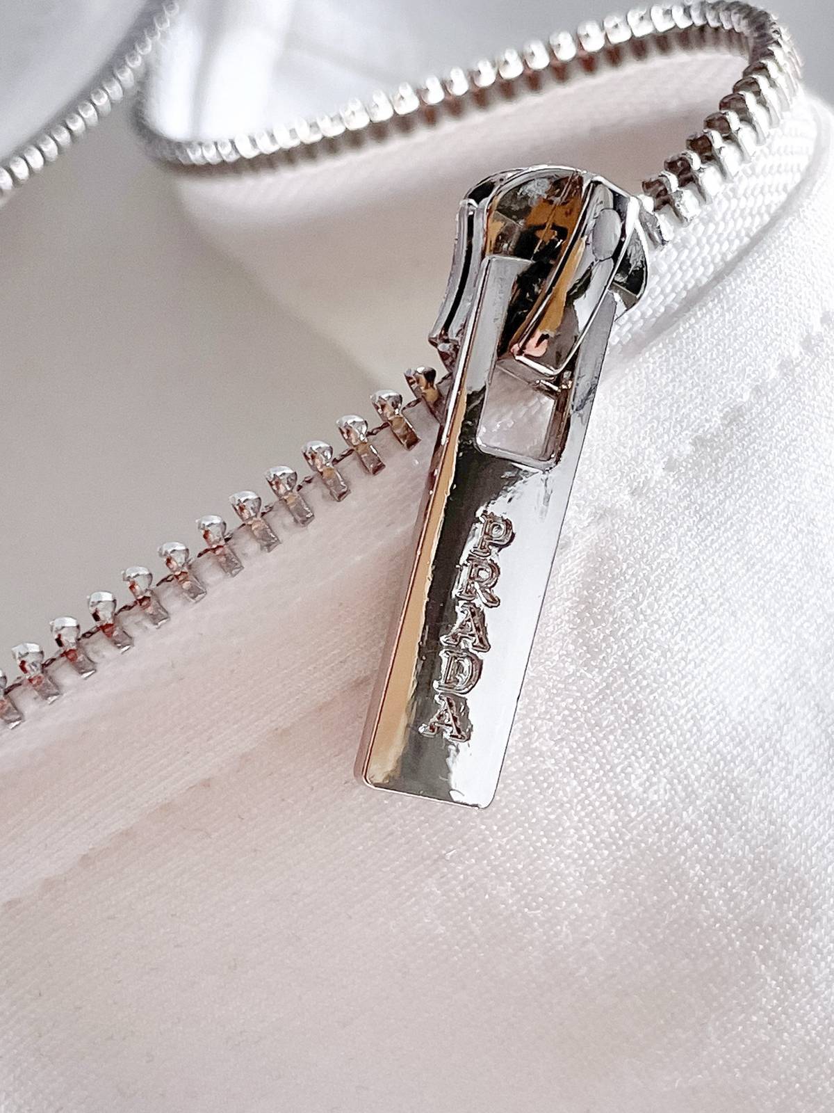 PRADA プラダ メンズ セットアップ ジップアップパーカー ロゴワッペン トレーニングウェア 秋冬 ホワイト - 画像 3