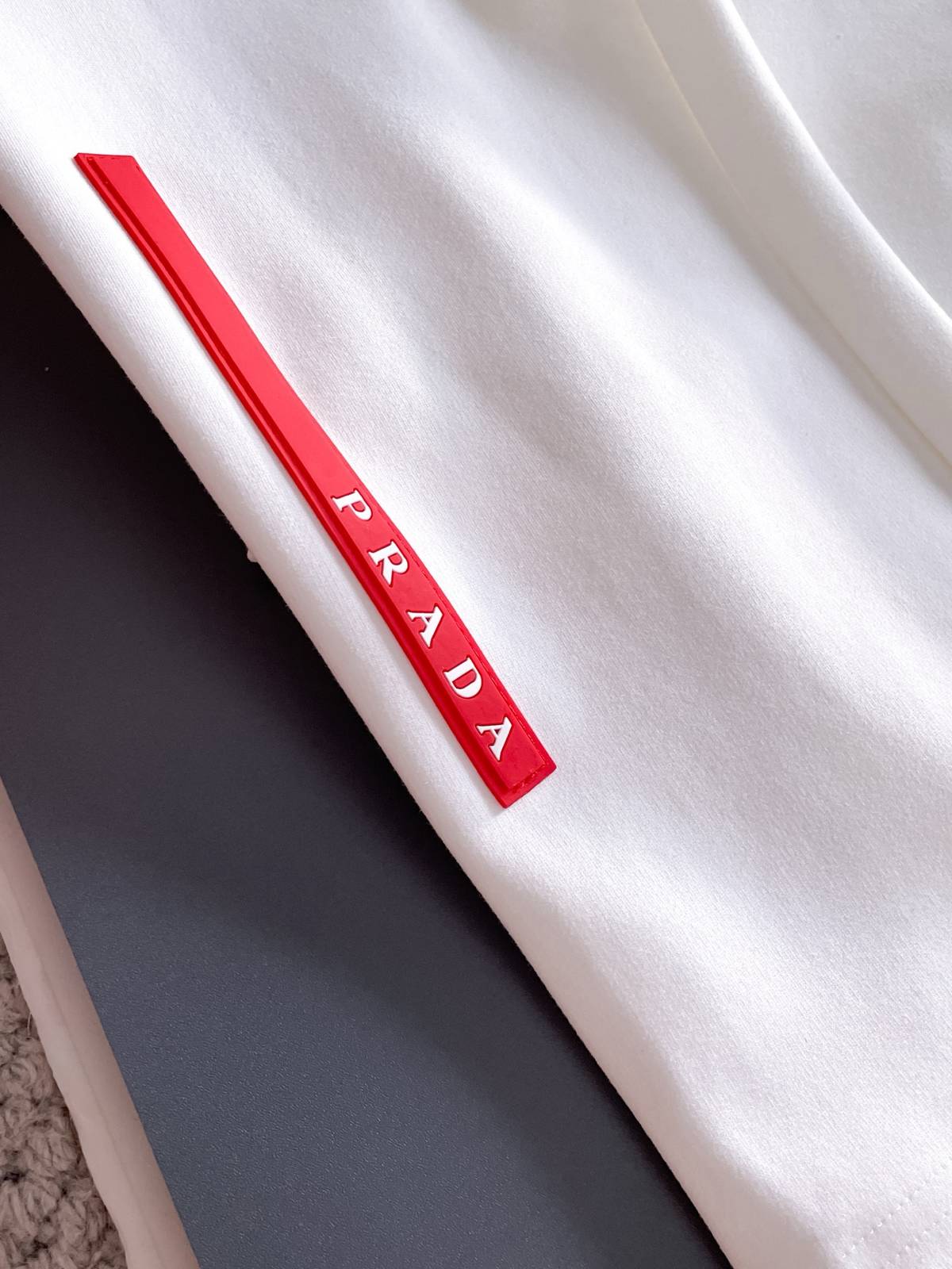 PRADA プラダ メンズ セットアップ ジップアップパーカー ロゴワッペン ロゴテープ ラグジュアリー スポーツウェア ホワイト - 画像 2
