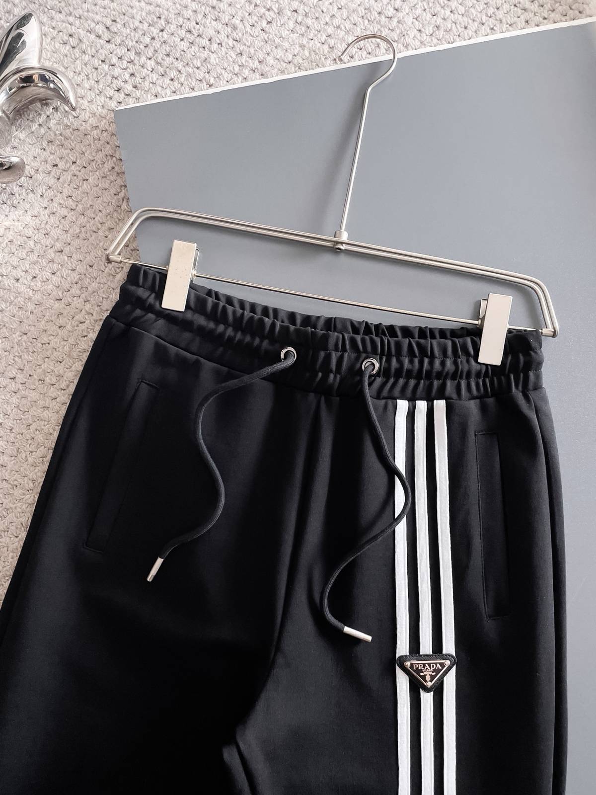 PRADA プラダ メンズ セットアップ ジップパーカー ロゴワッペン ロゴテープ ストリート ブラック - 画像 2