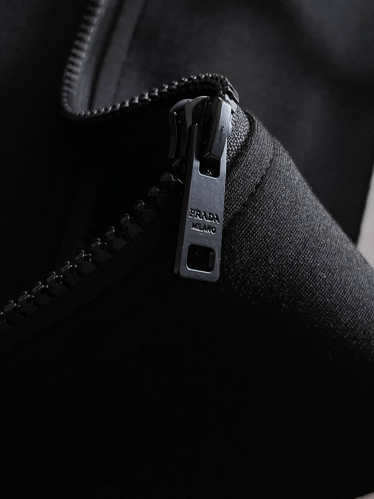 PRADA プラダ メンズ セットアップ ジップパーカー ロゴワッペン ロゴテープ ストリート ブラック - 画像 5