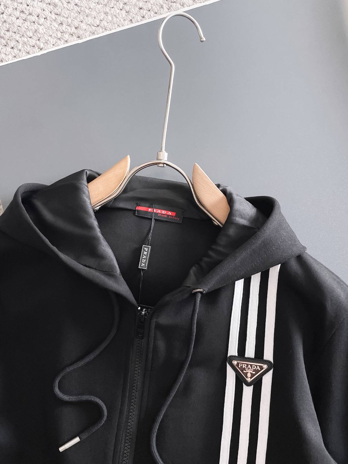 PRADA プラダ メンズ セットアップ ジップパーカー ロゴワッペン ロゴテープ ストリート ブラック - 画像 7
