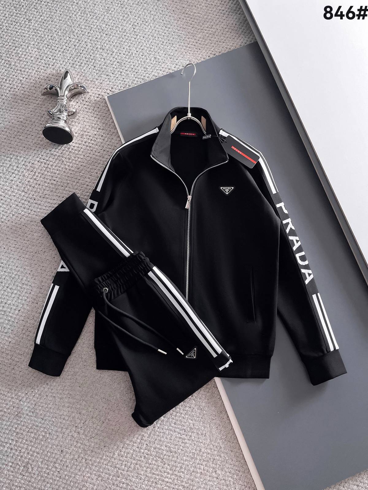 PRADA プラダ メンズ セットアップ ジップアップパーカー ロゴワッペン サイドライン トラックスーツ ブラック