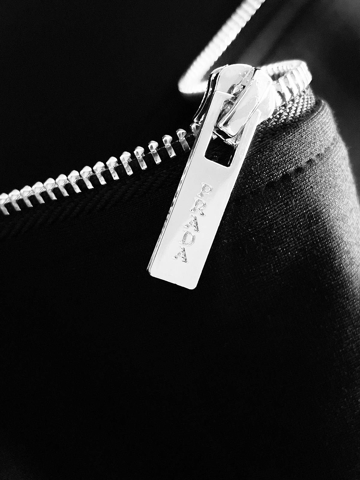 PRADA プラダ メンズ セットアップ ジップアップパーカー ロゴワッペン サイドライン トラックスーツ ブラック - 画像 2