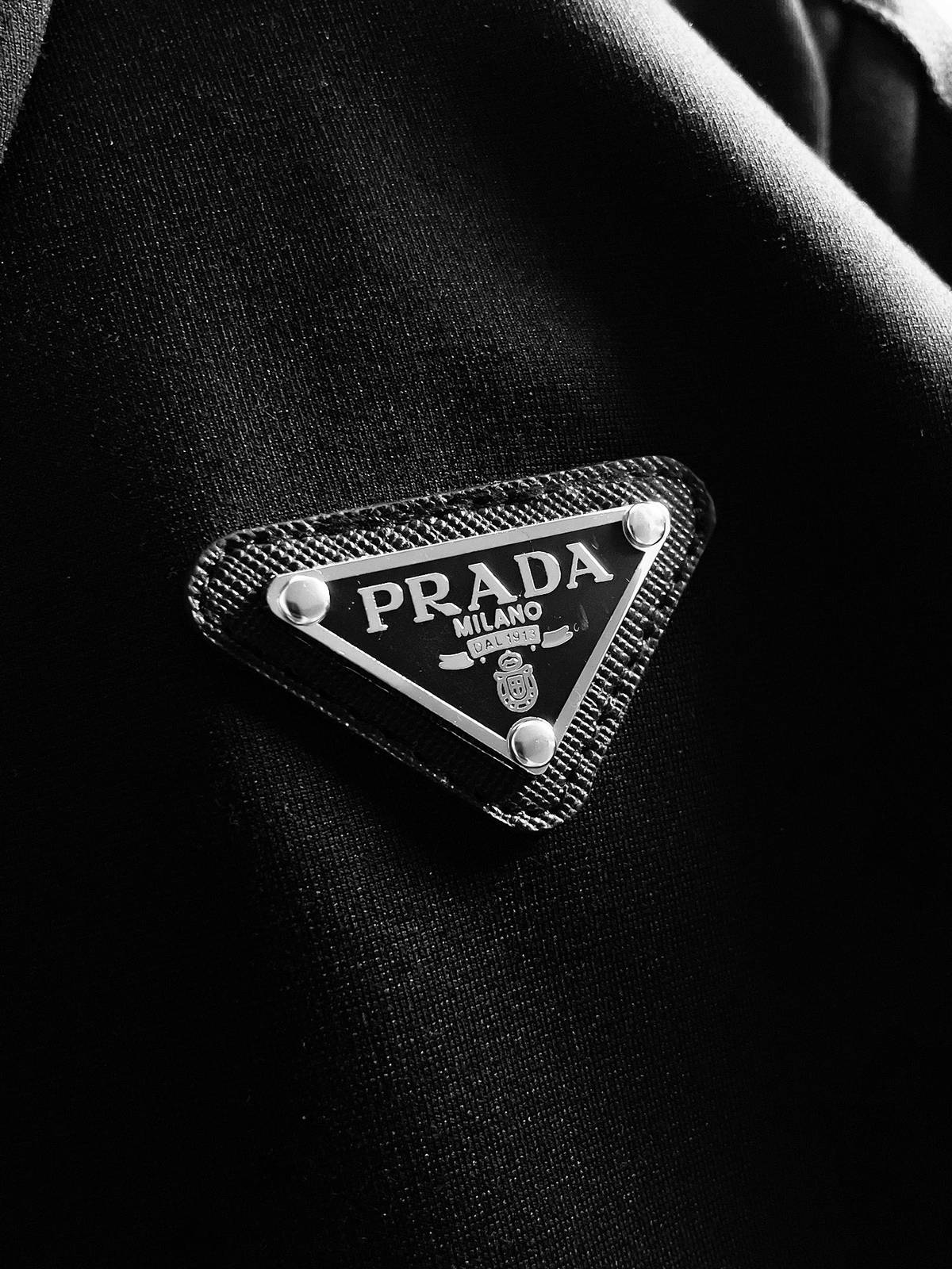 PRADA プラダ メンズ セットアップ ジップアップパーカー ロゴワッペン サイドライン トラックスーツ ブラック - 画像 3