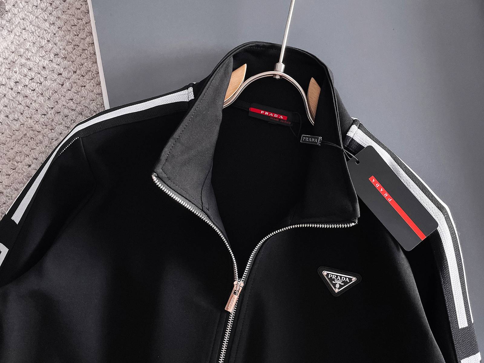 PRADA プラダ メンズ セットアップ ジップアップパーカー ロゴワッペン サイドライン トラックスーツ ブラック - 画像 4