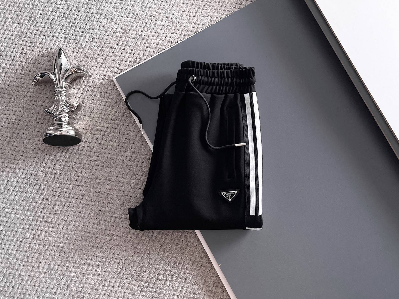 PRADA プラダ メンズ セットアップ ジップアップパーカー ロゴワッペン サイドライン トラックスーツ ブラック - 画像 5