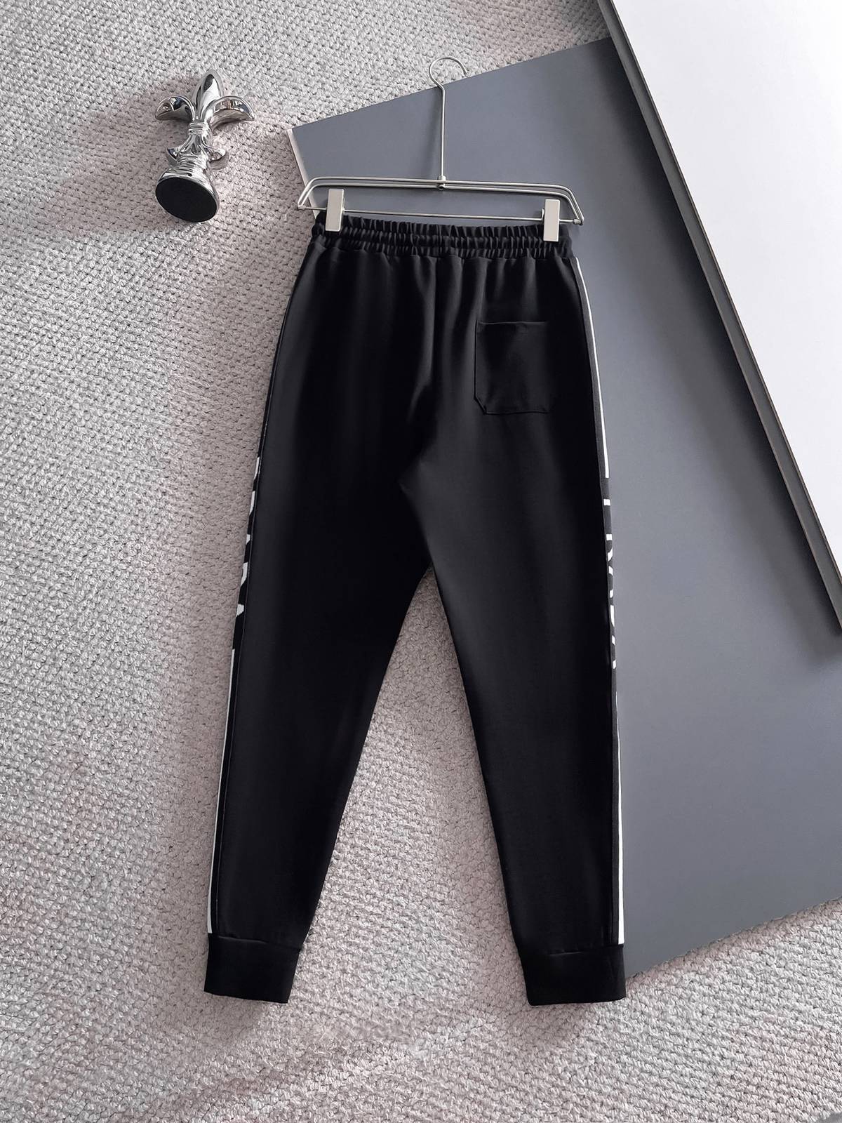 PRADA プラダ メンズ セットアップ ジップアップパーカー ロゴワッペン サイドライン トラックスーツ ブラック - 画像 6